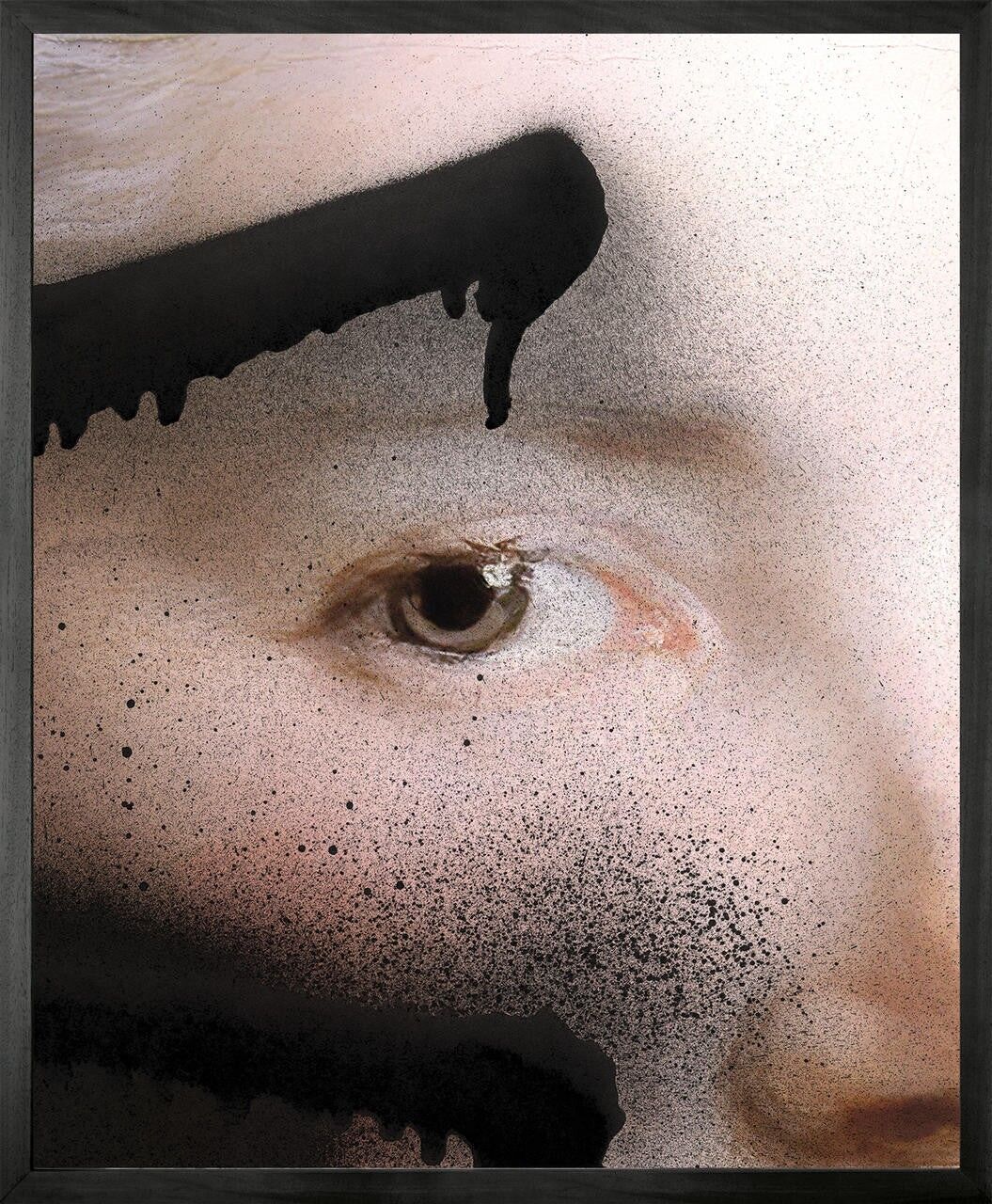 Graffiti neri su occhio marrone