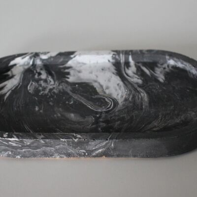 Leeres ovales Tablett mit schwarz marmorierten Taschen