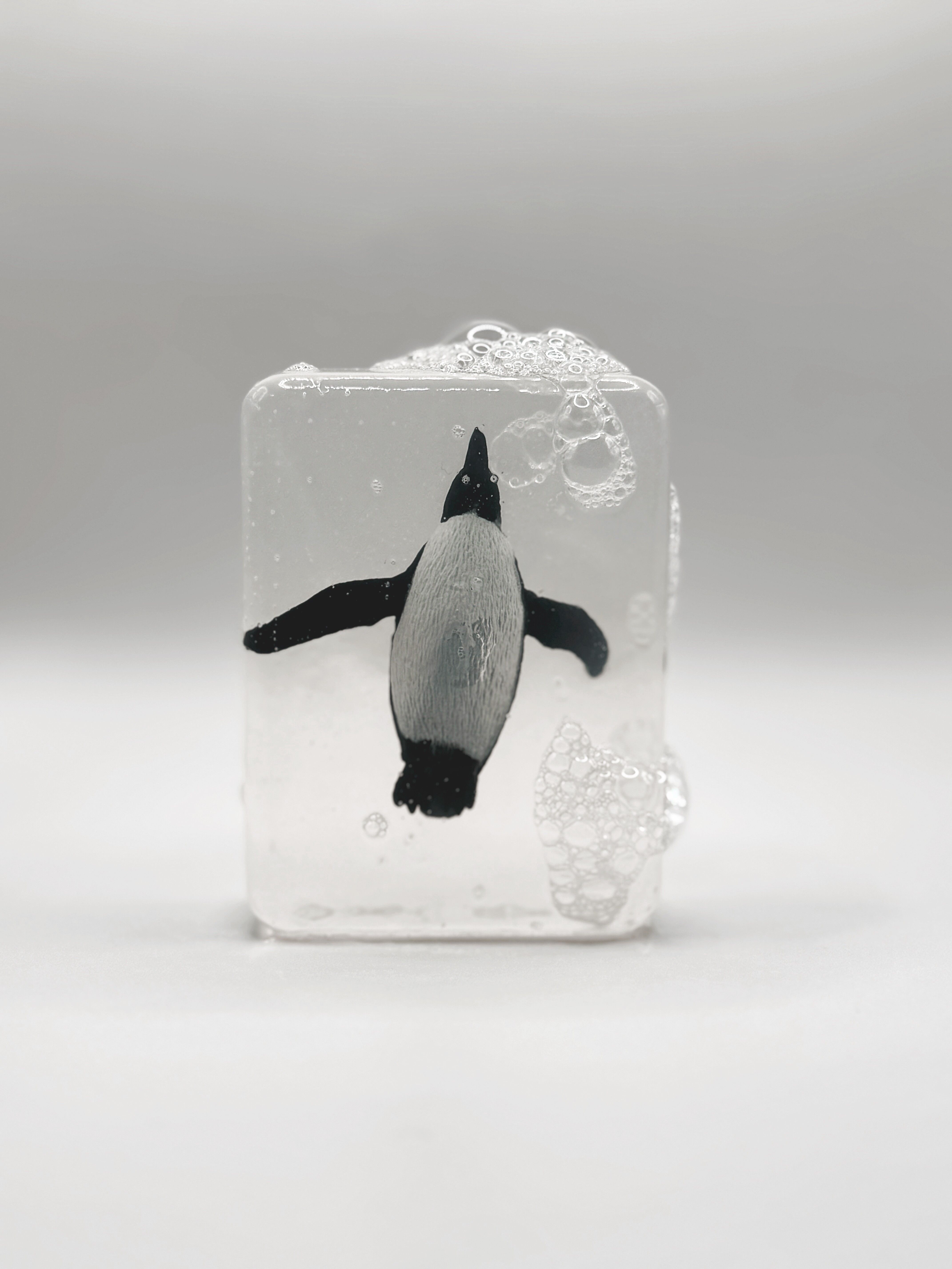 Jabón Transparente Artesanal con Figura Pingüino