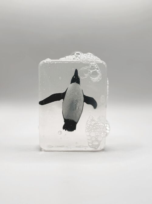 Savon Transparent Artisanal avec Figurine Pingouin