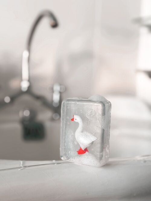 Savon Transparent Artisanal avec Figurine Oie