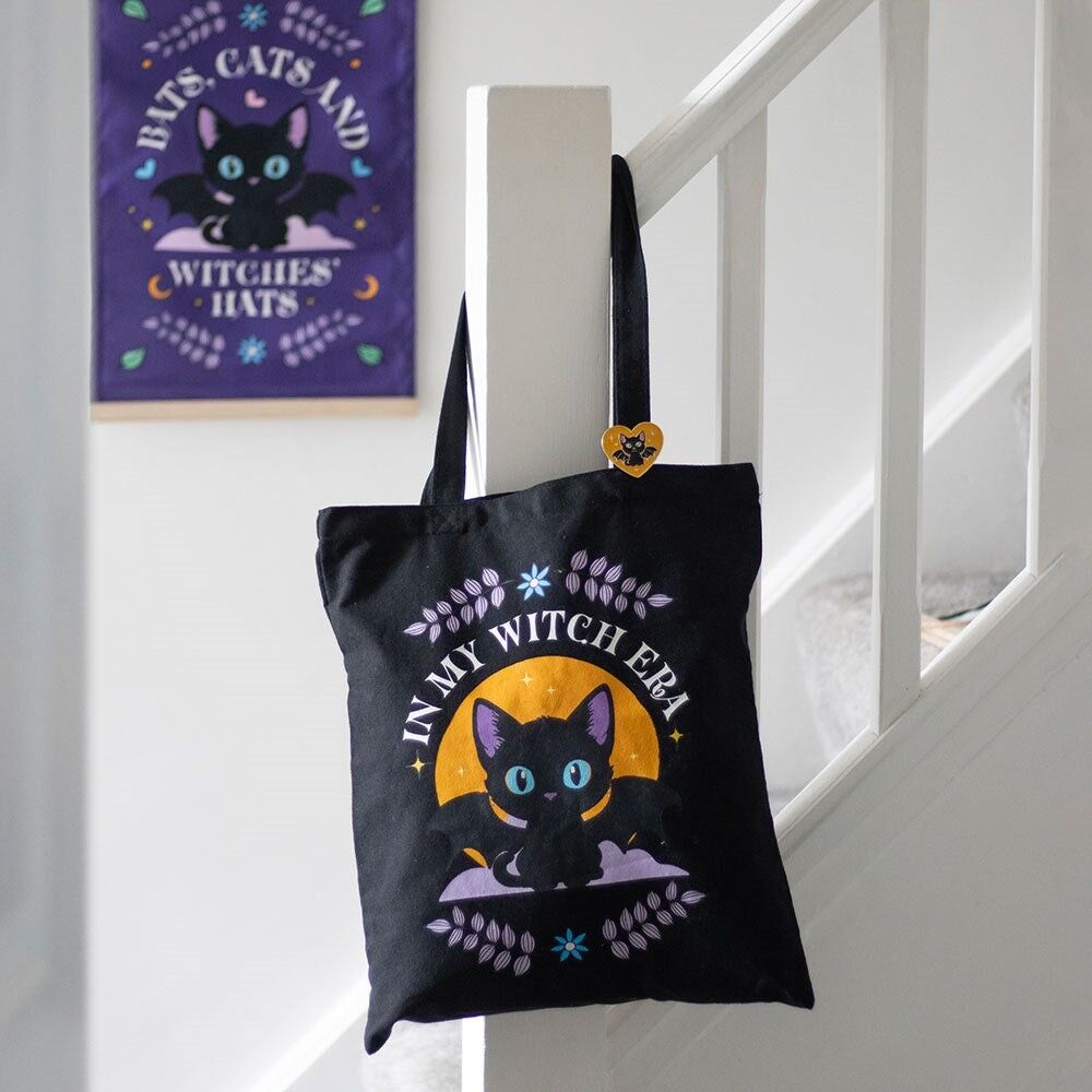 Borsa tote in policotone con spilla smaltata "In My Witch Era Bat Cat"