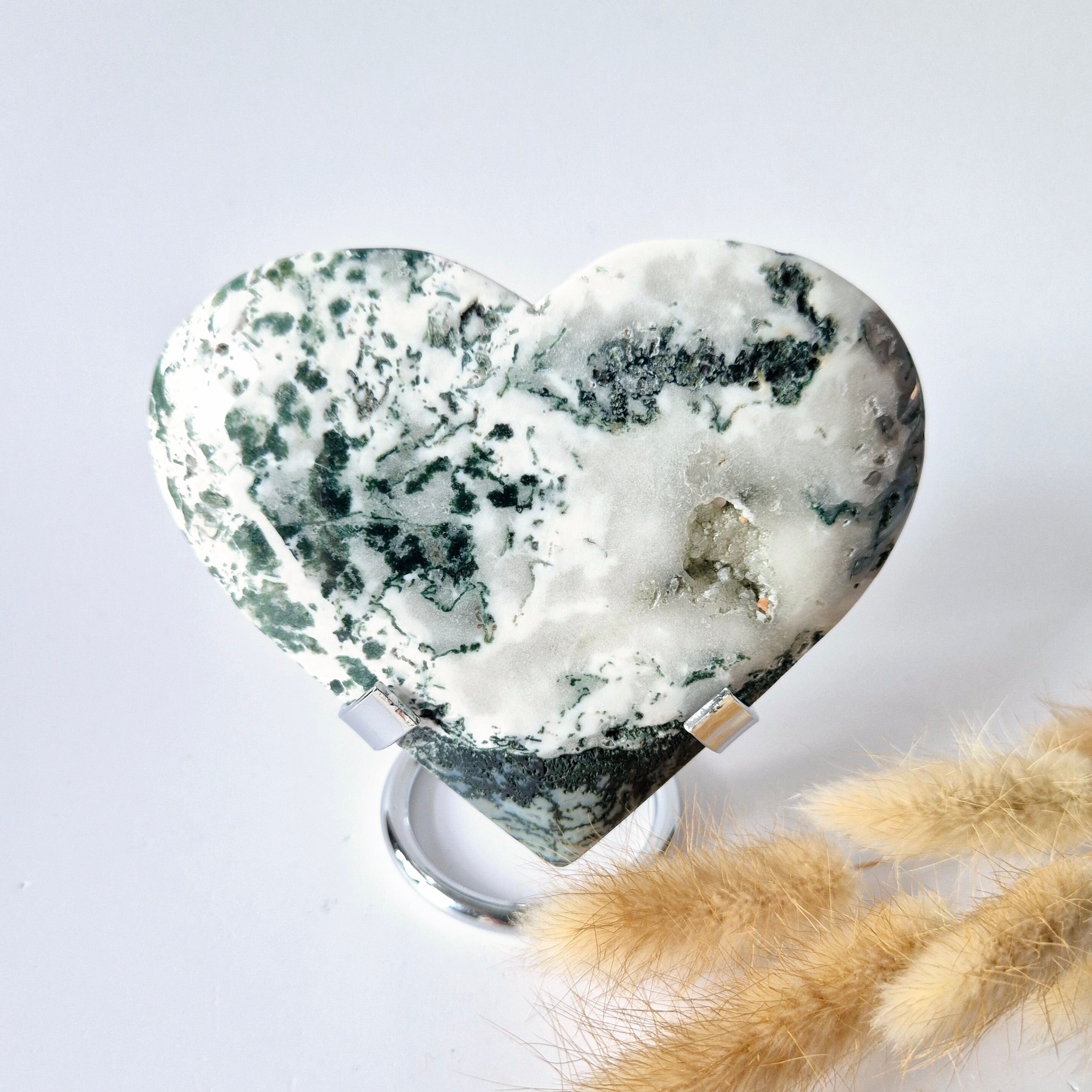Pierre précieuse en forme de cœur en agate mousse druzy sur support en métal – #50 267 grammes