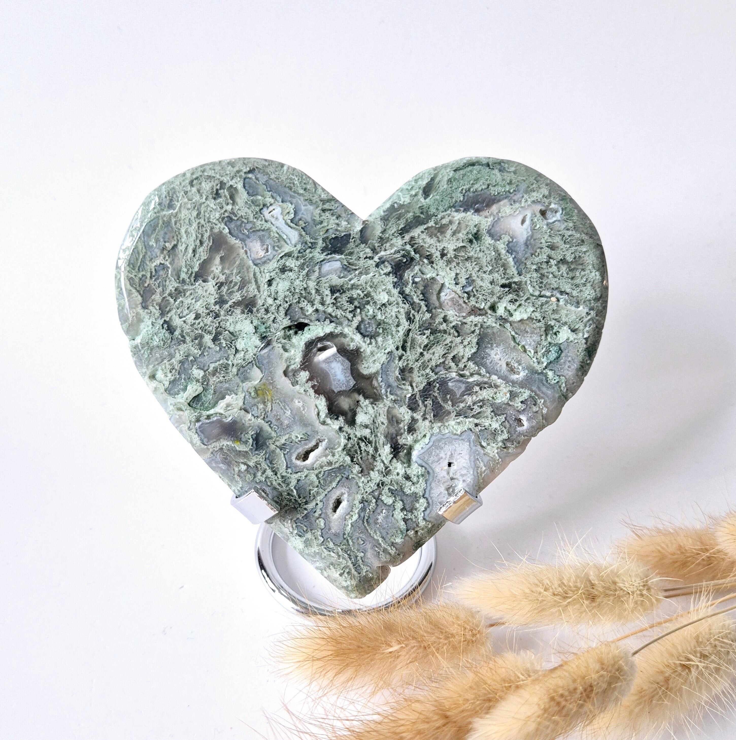 Gemma grande agata muschiata a forma di cuore su supporto in metallo – #52 250 grammi
