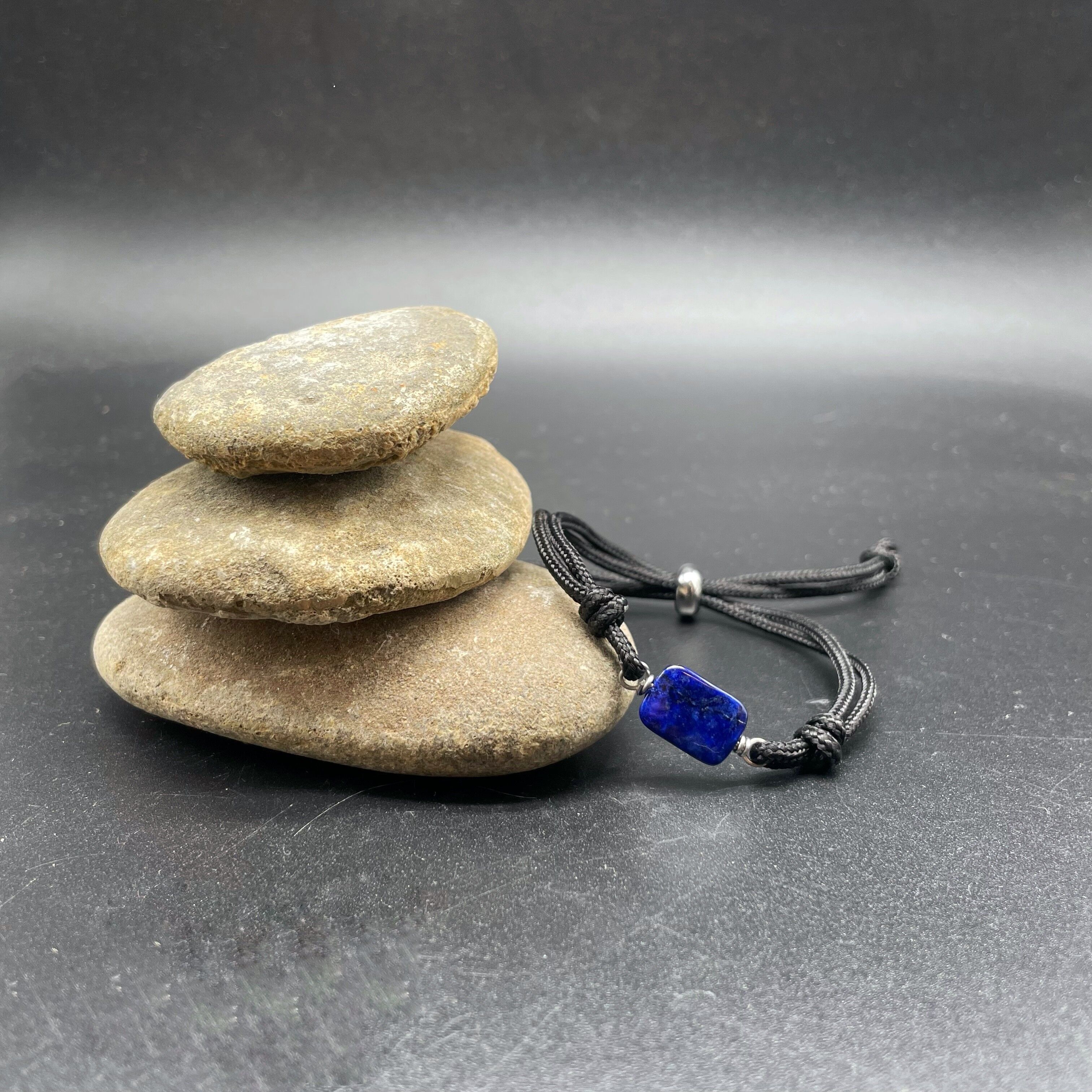 Armband aus Lapislazuli und schwarzem Paracord, Schiebeverschluss, veganfreundlich