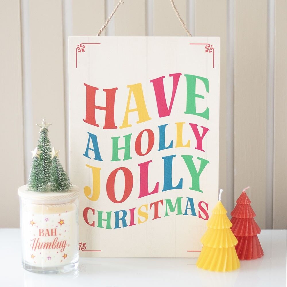 Avere un cartello appeso a forma di "Holly Jolly Christmas"
