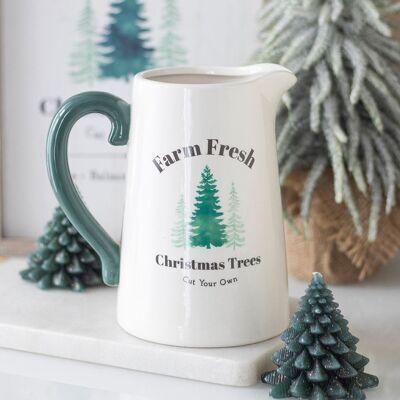 Jarra de cerámica con forma de árbol de Navidad fresco de granja
