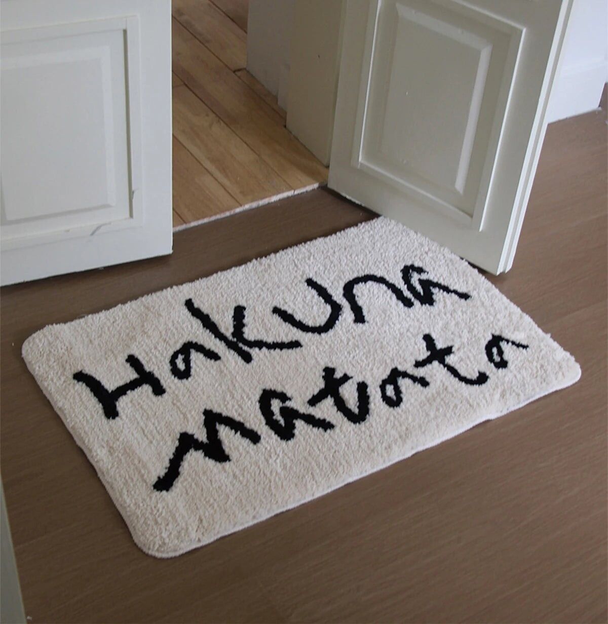 Alfombra minimalista con mechones de letras Hakuna Matata │ Alfombra estética antideslizante, decorativa, suave y moderna