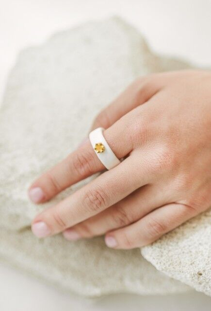 Goldener Porzellanring mit Blumenmotiv