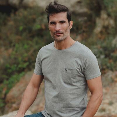 CAMISETA GRIS CON BOLSILLO
