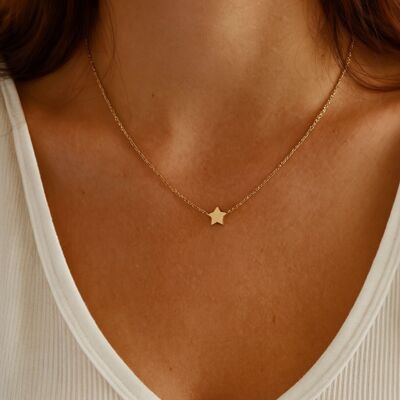 Collar de estrella dorada en acero inoxidable