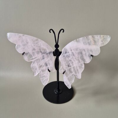 Talla de cristal de mariposa de cuarzo rosa con soporte de metal