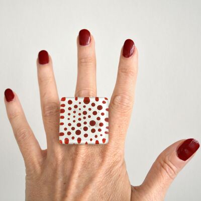 Anello grande con pois rossi, misura regolabile, vetro e ottone argentato