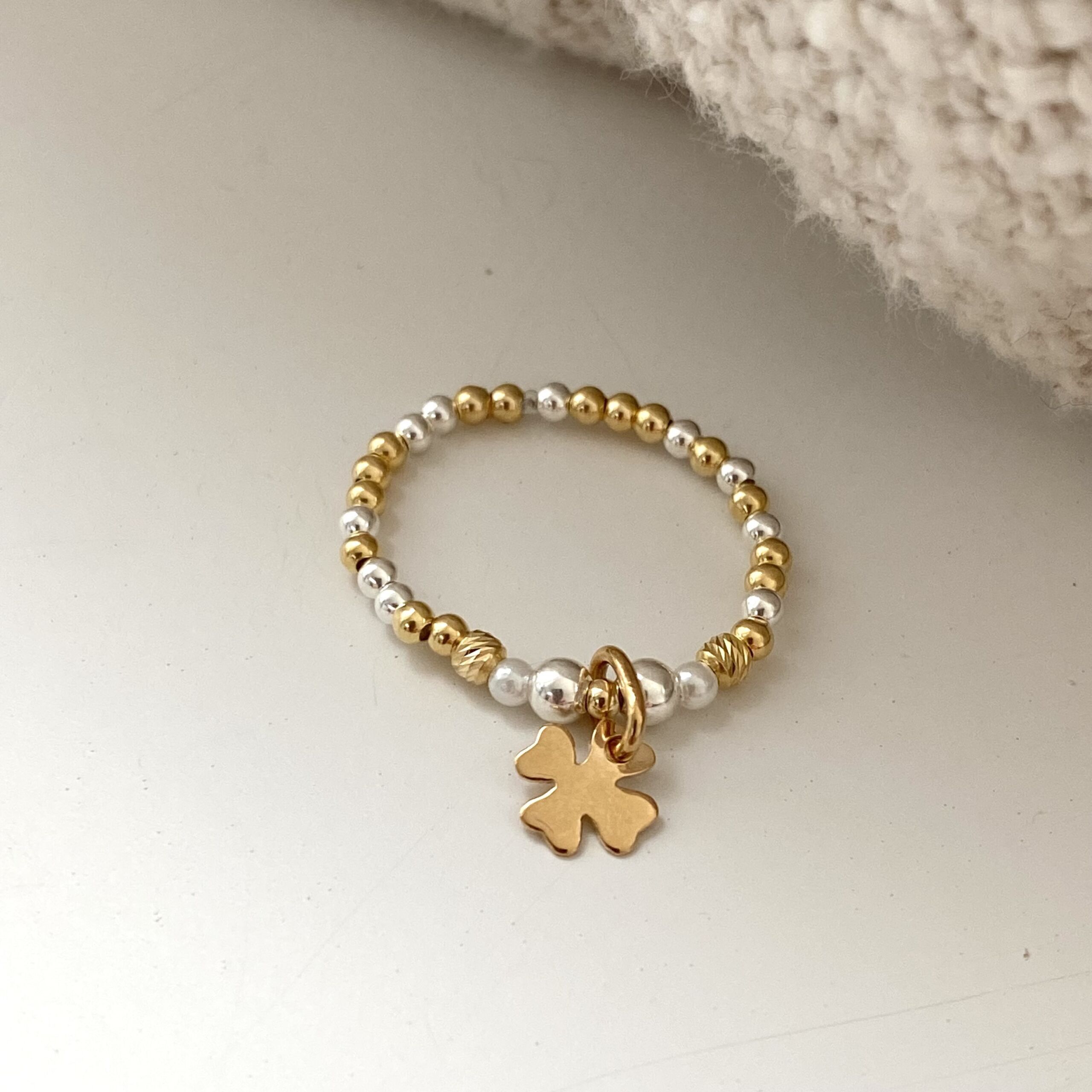 Anello elastico in argento dorato - Trifoglio