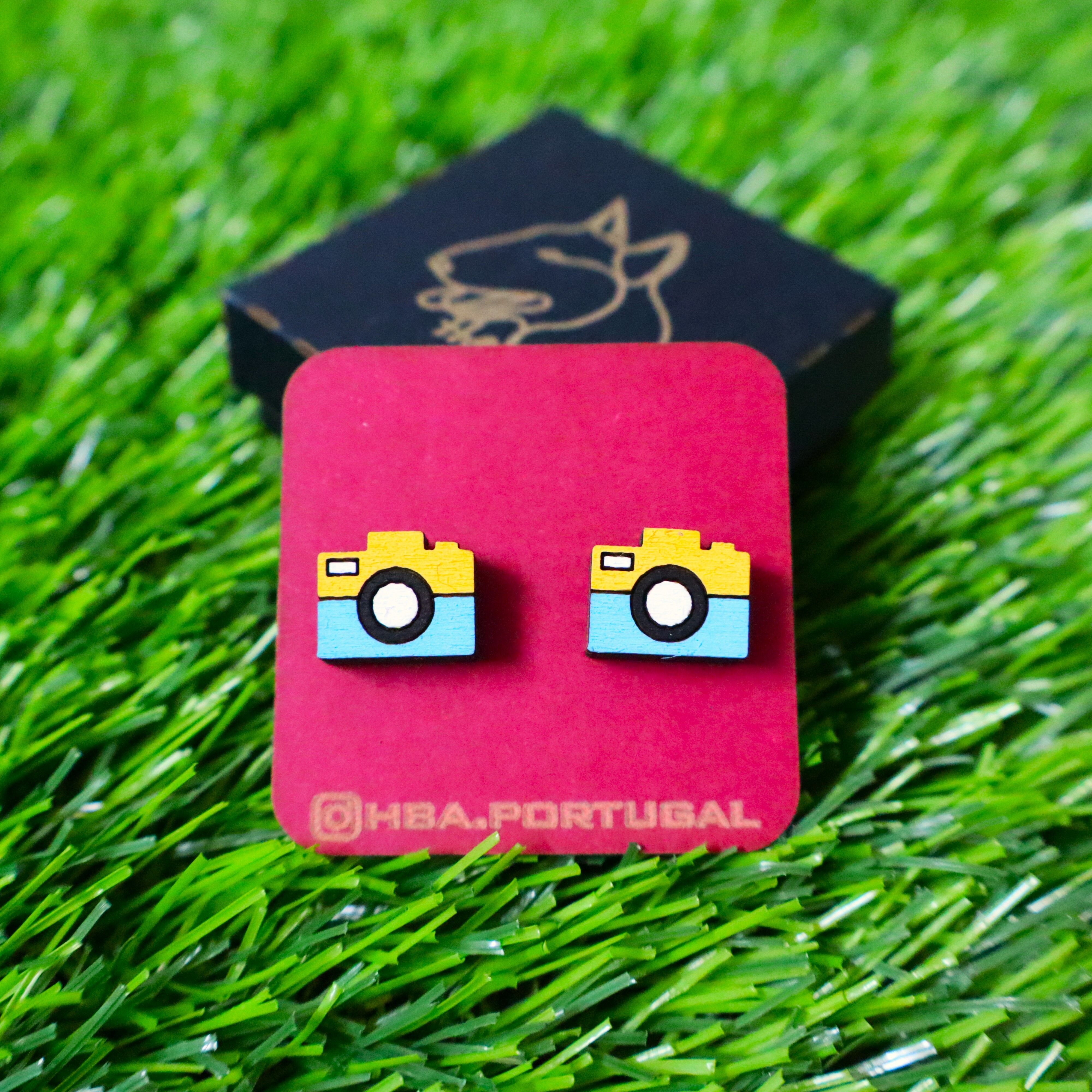 Orecchini in legno colorati con macchina fotografica, gioiello fatto a mano