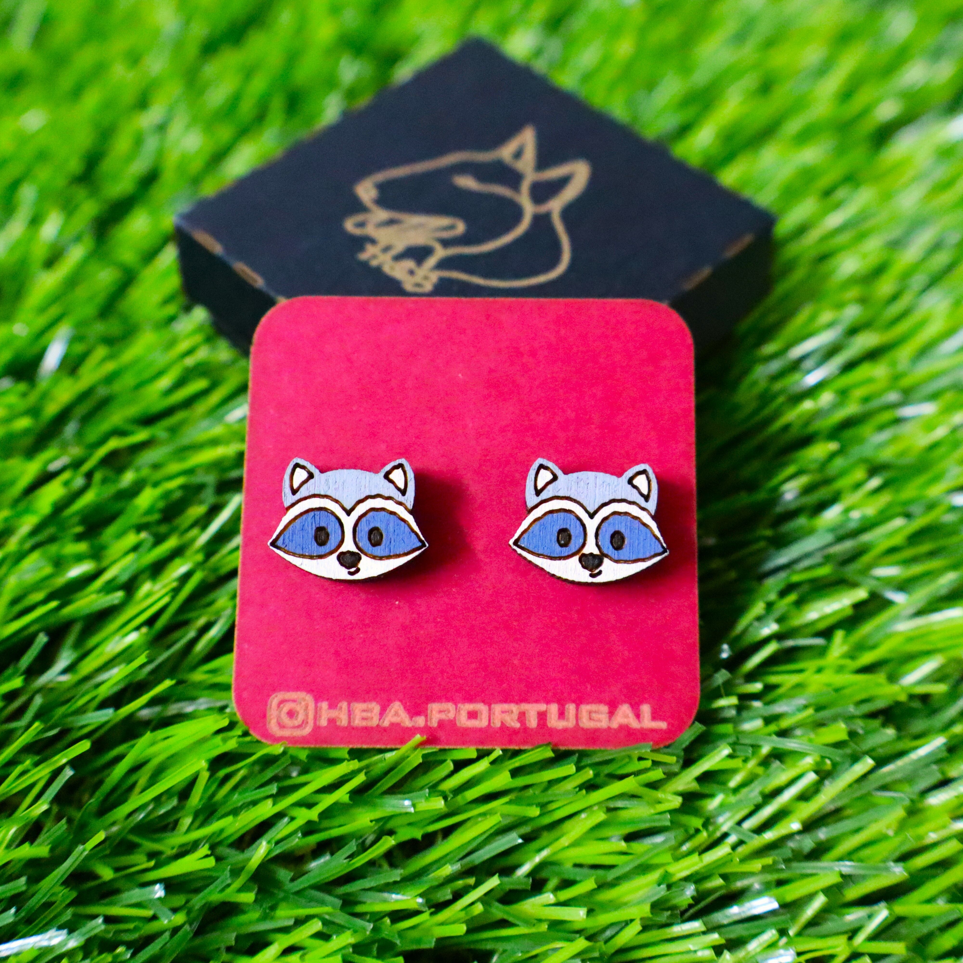 Orecchini in legno colorato con procione, gioiello in legno di foresta fatto a mano