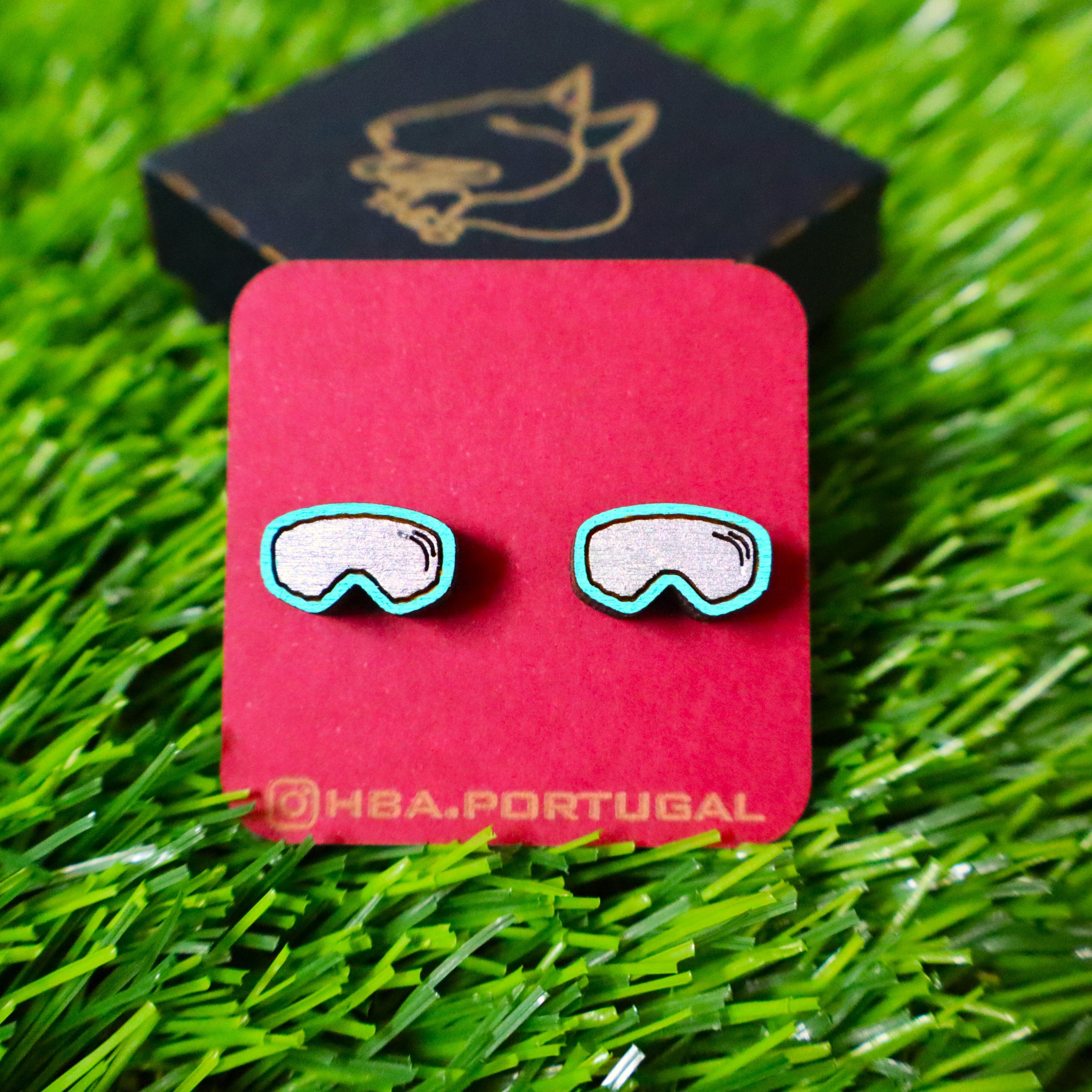 Orecchini colorati in legno con occhiali da snowboard, gioiello sportivo di montagna fatto a mano