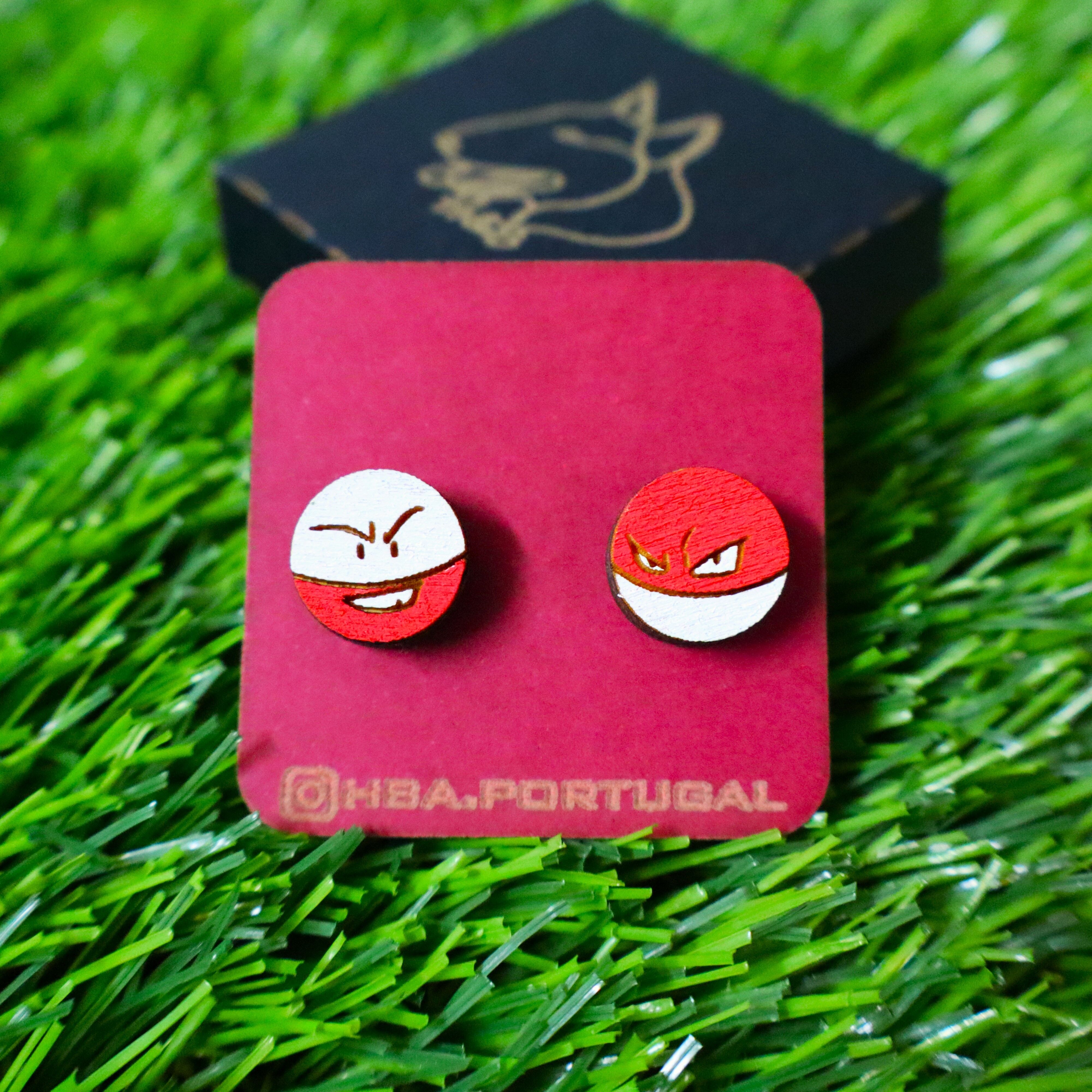 Pendientes de madera de colores con forma de Voltorb y electrodos Pokémon Geek & Gamer Jewel