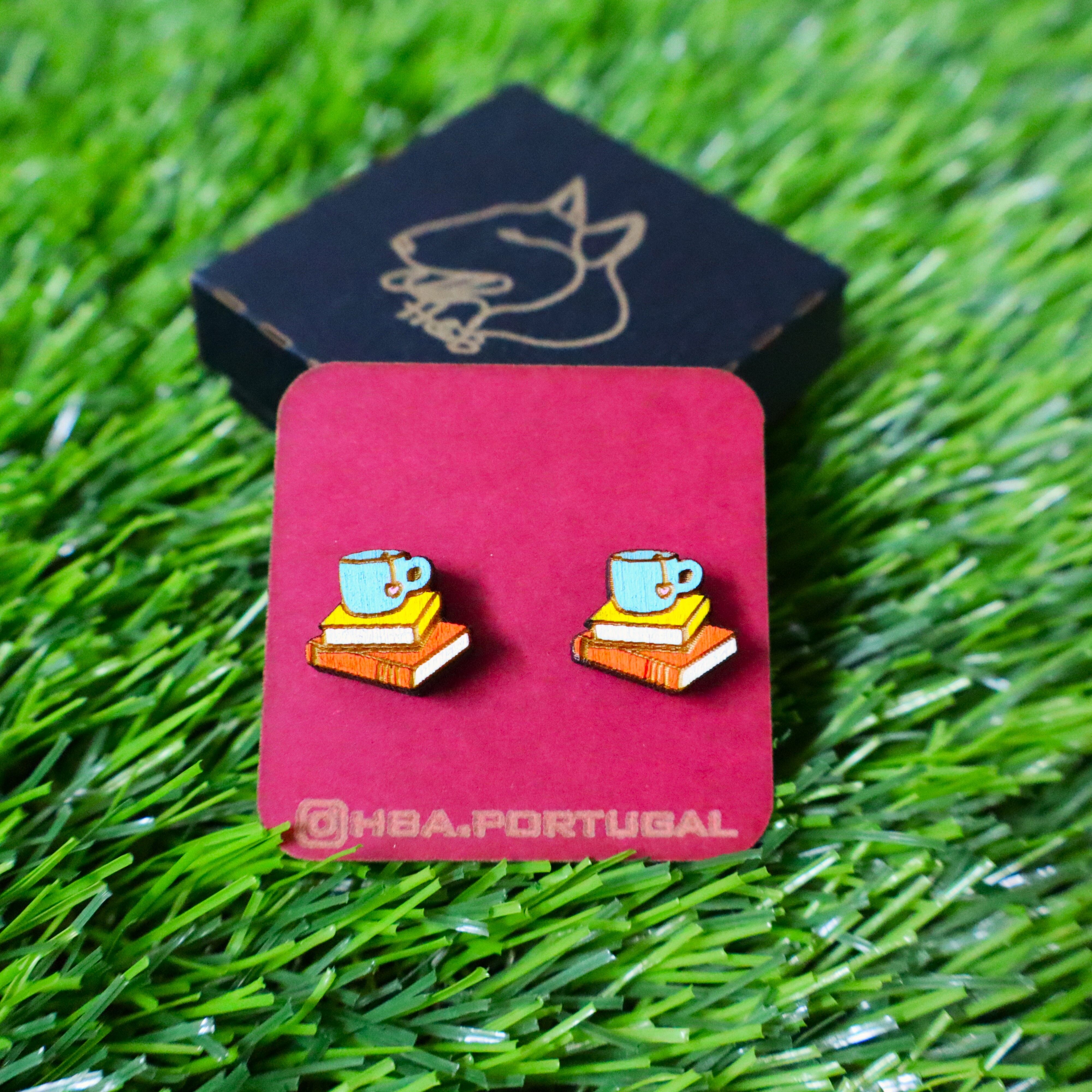 Orecchini in legno con libri colorati e tè, gioiello in legno fatto a mano