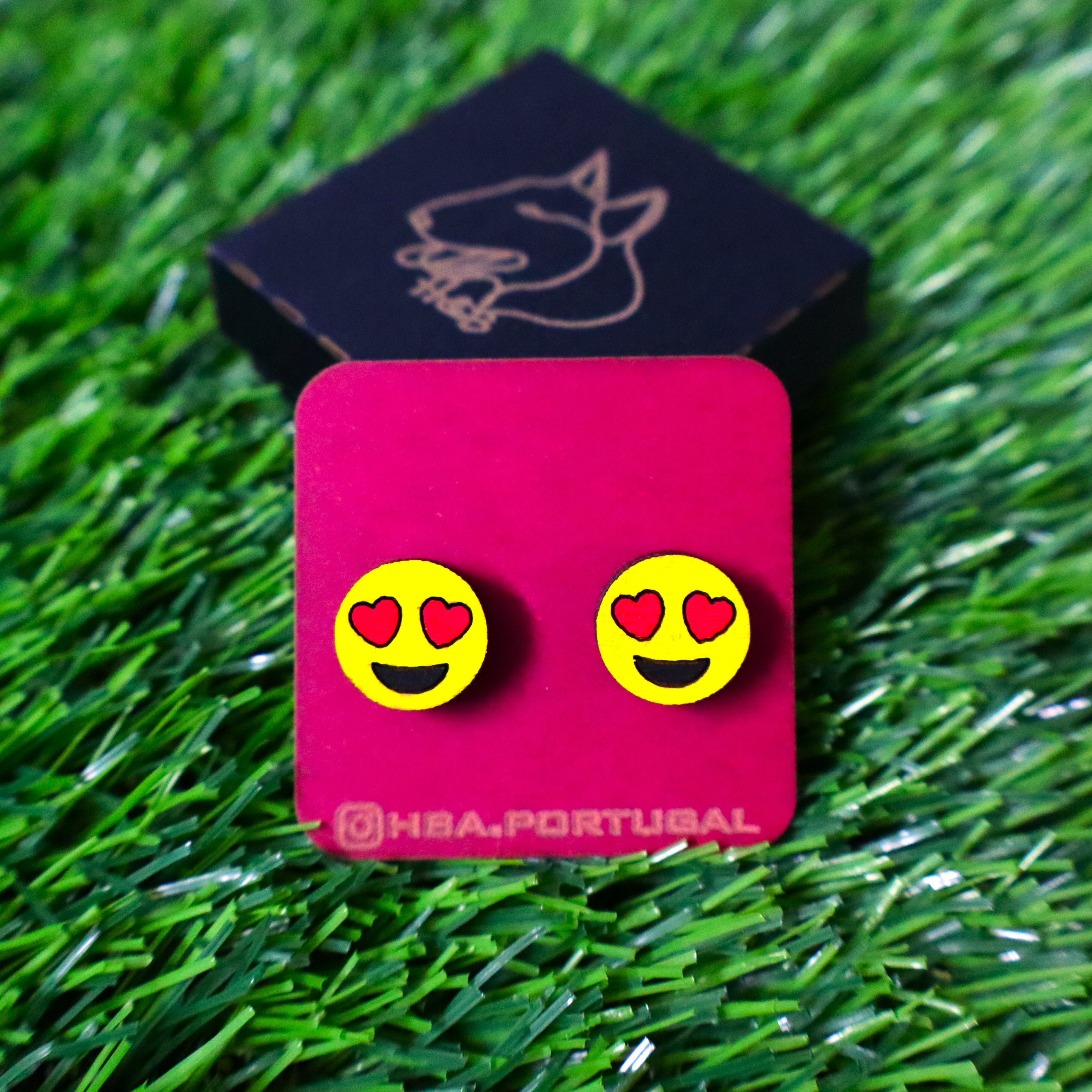 Orecchini in legno colorati con emoji occhi d'amore, gioiello in legno fatto a mano