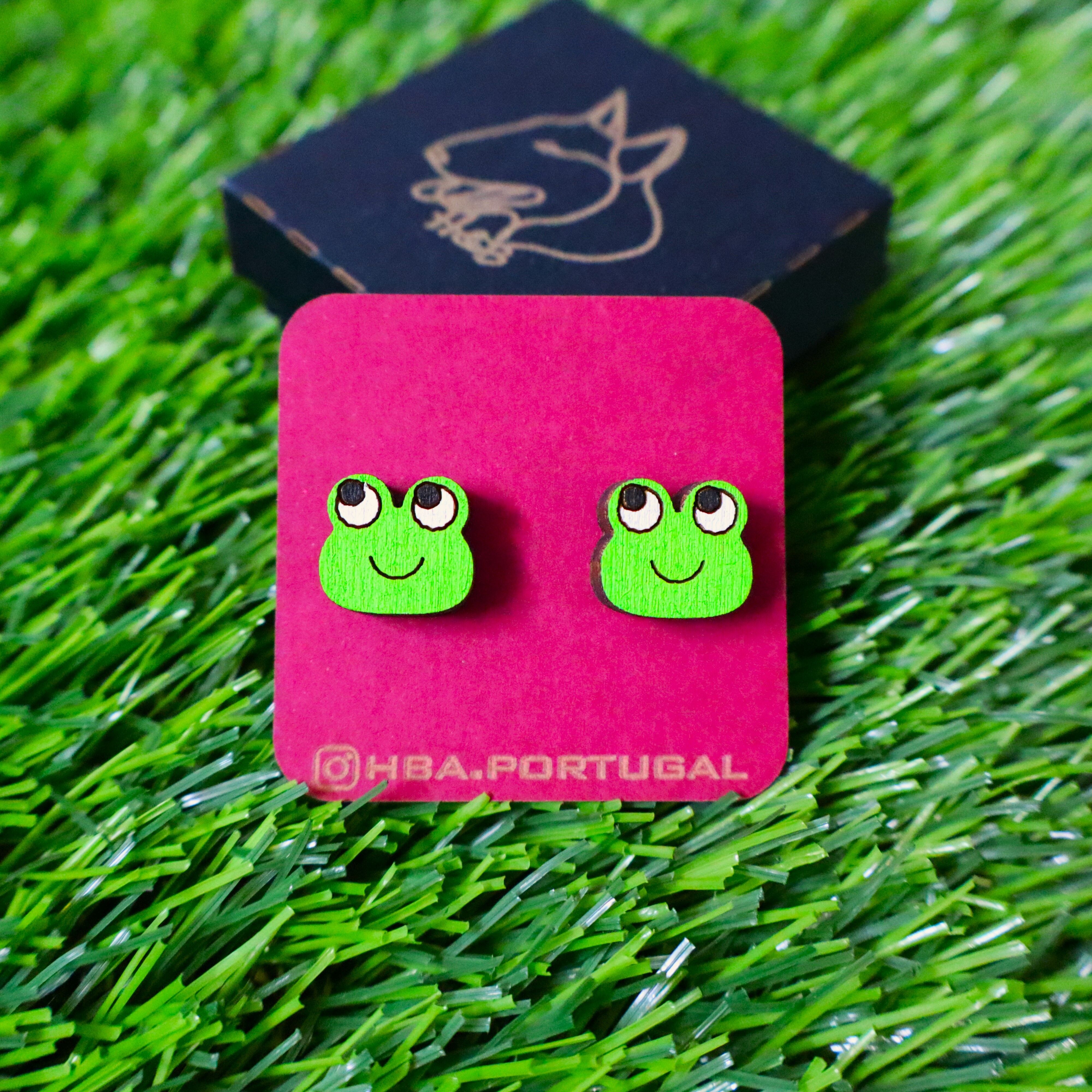 Orecchini in legno colorati a forma di rana verde, gioiello in legno fatto a mano