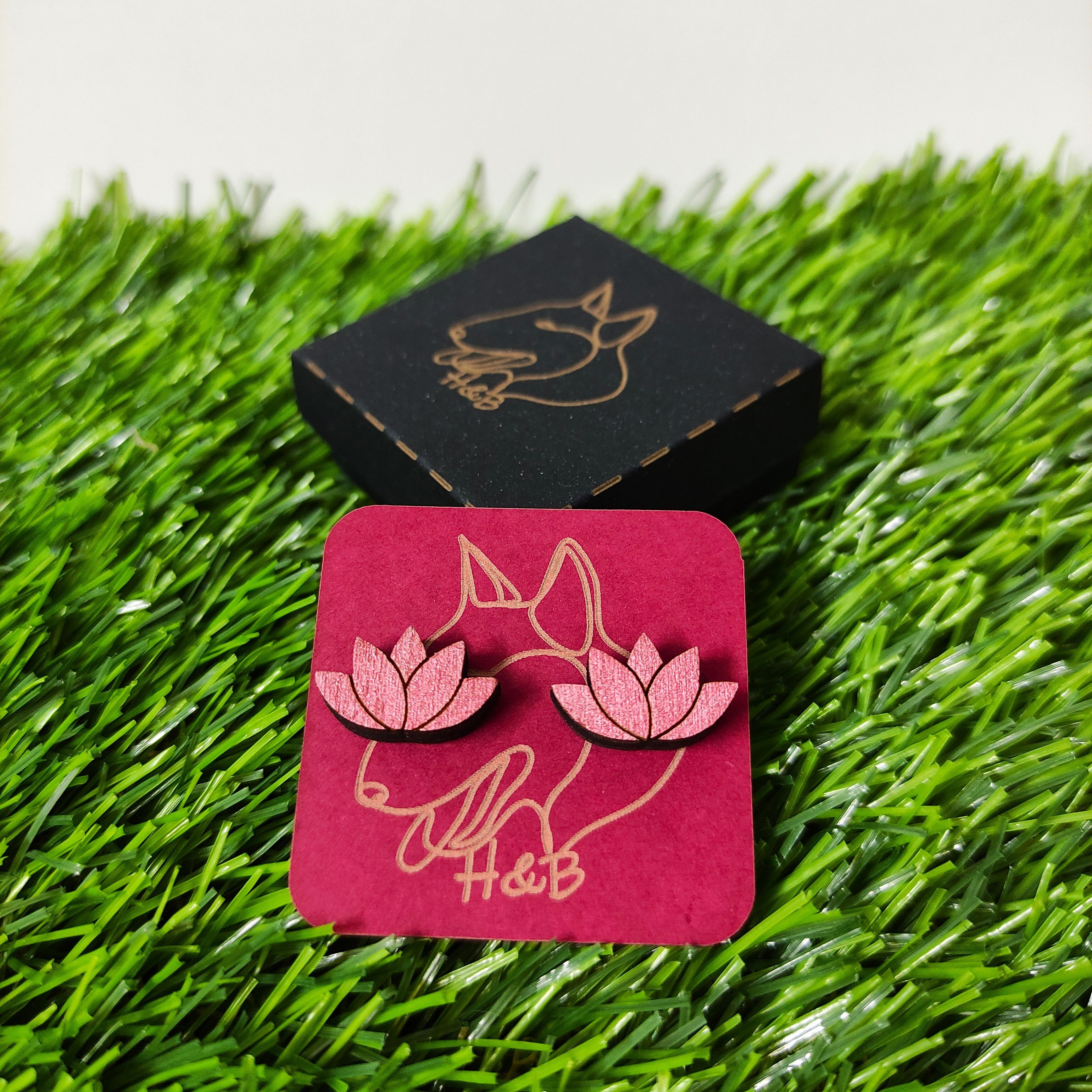 Orecchini in legno colorato metallizzato rosso fiore di loto, gioielli fatti a mano