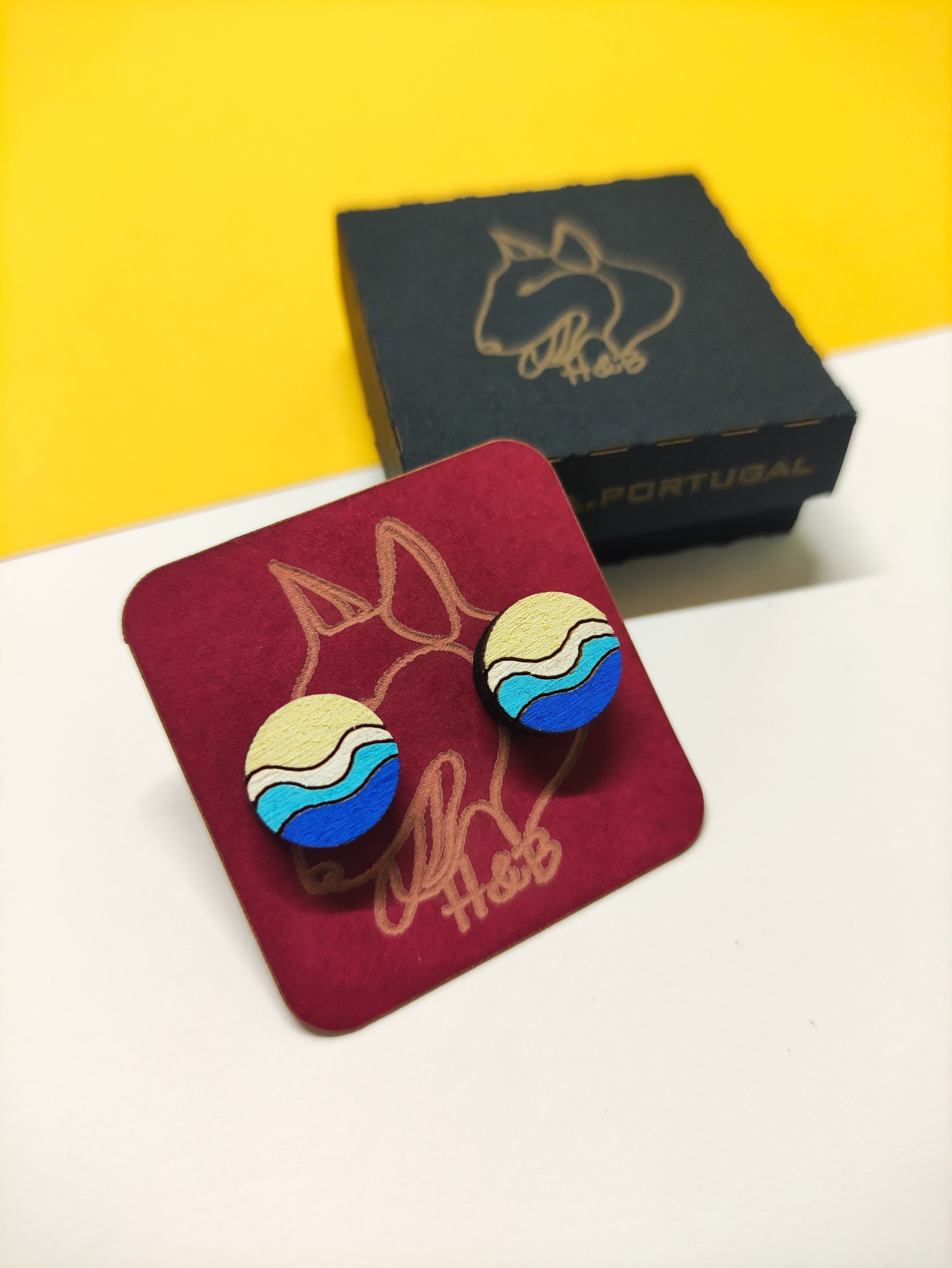Boucles d'oreilles en bois colorées avec vagues de la mer, bijoux de style plage faits à la main