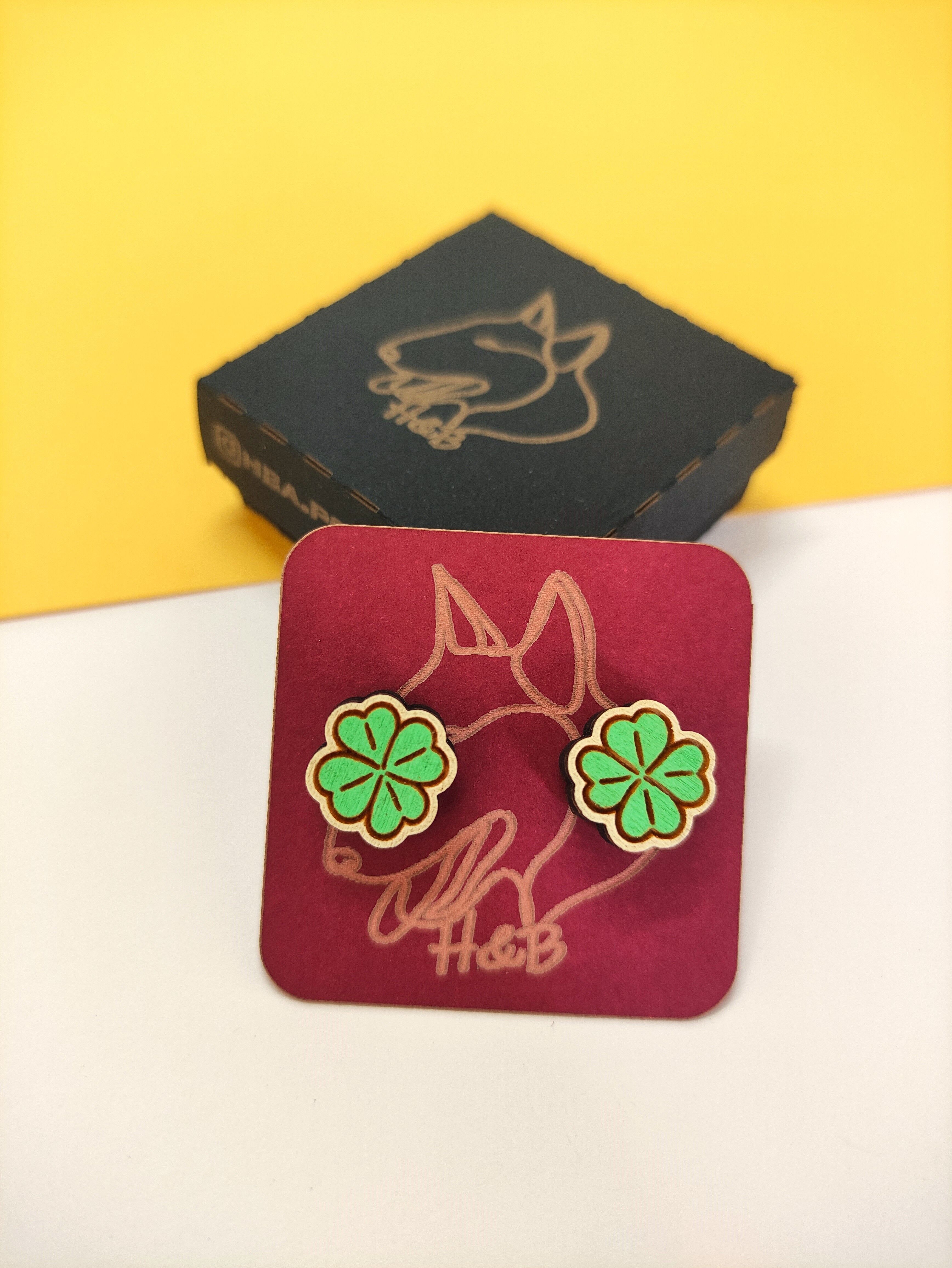 Orecchini in legno colorati a forma di trifoglio portafortuna, gioielli fatti a mano