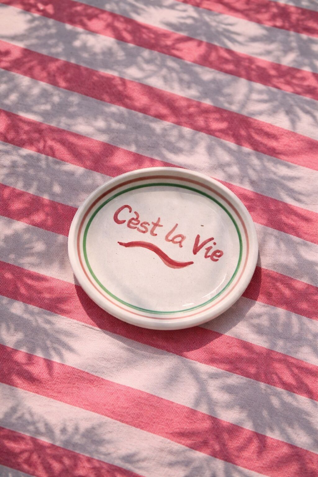 TAZZA E PIATTO IN CERAMICA E DESSERT