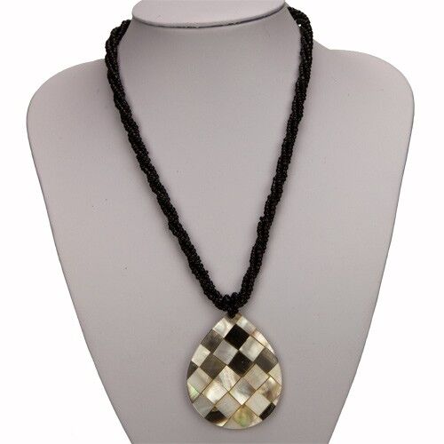 collana con ciondolo in madreperla