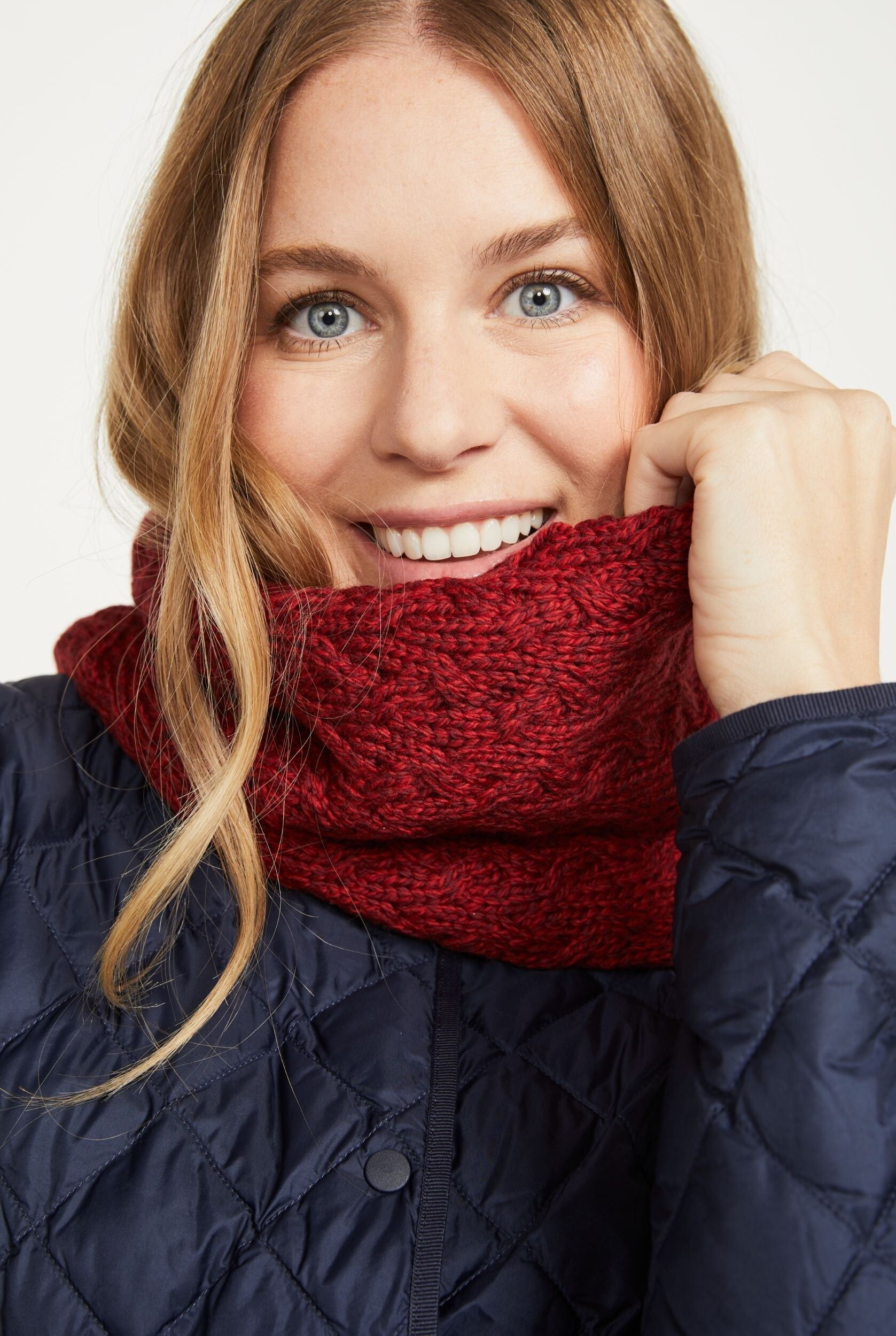 100 % Wolle Damenschal - Newport Aran Cable Snood - Aran Strickwaren - Damen Accessoires - Rua Red