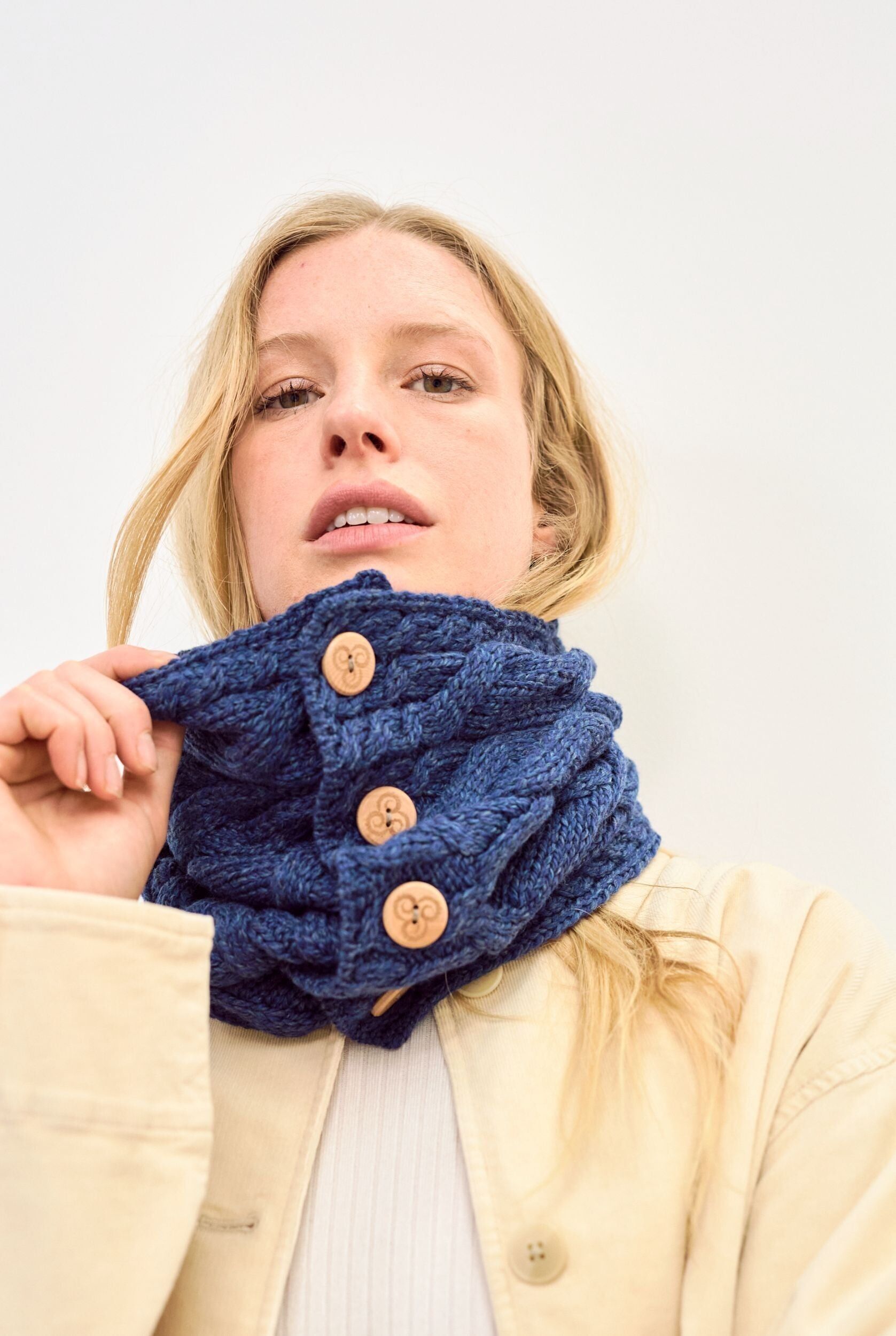 Sciarpa da donna in 100% lana - Carrowholly Aran Button Snood - Blu navy - Accessori da donna