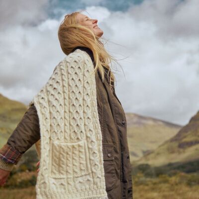 Scialle da donna in 100% lana - Shannon Throwover Aran Wrap con tasca - Crema
