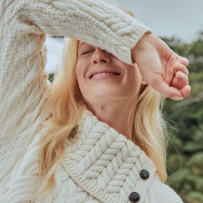 Pull femme 100 % laine – Pull Maeve ultra doux avec col boutonné – Tricot Aran – Crème