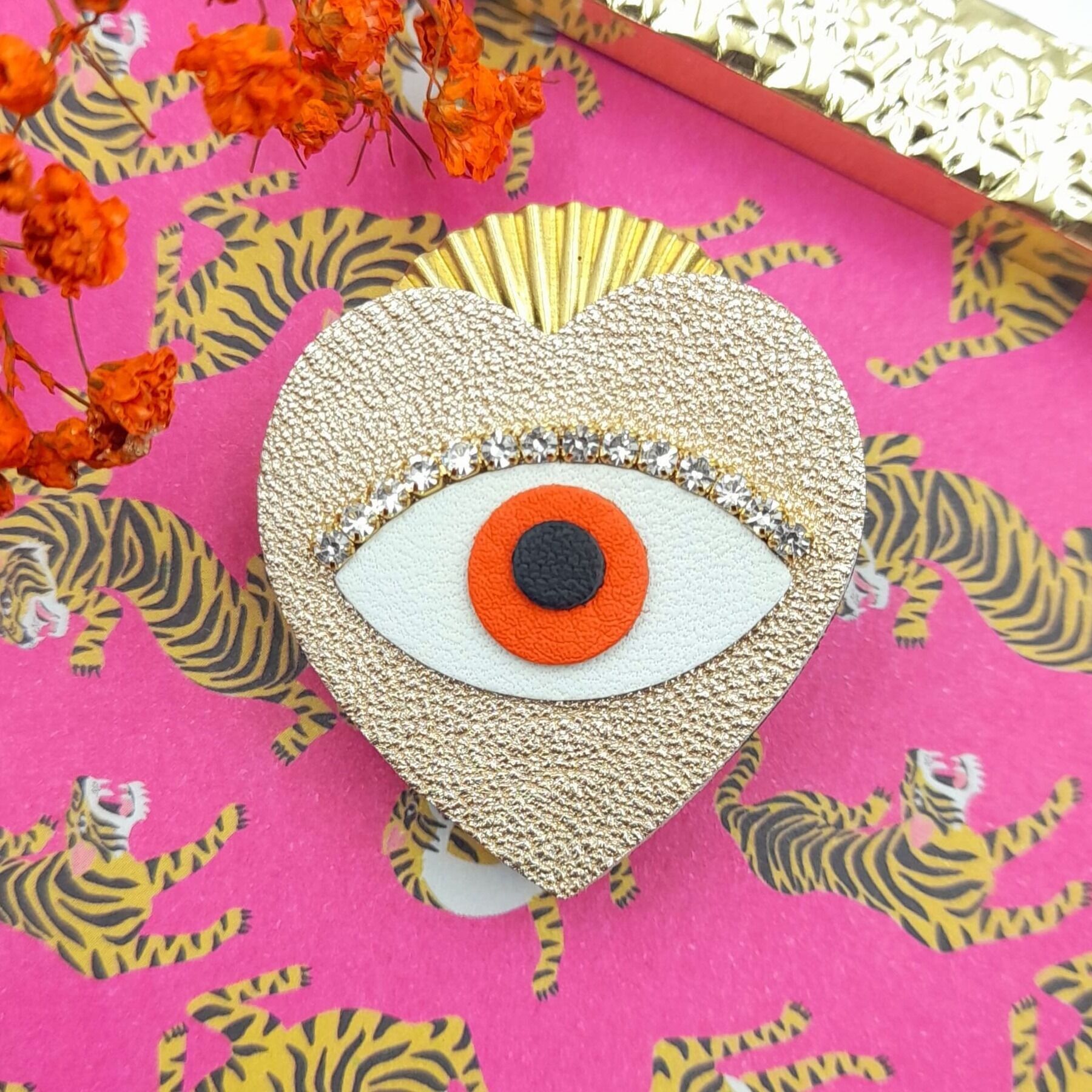 pin's ex-voto porte bonheur en cuir