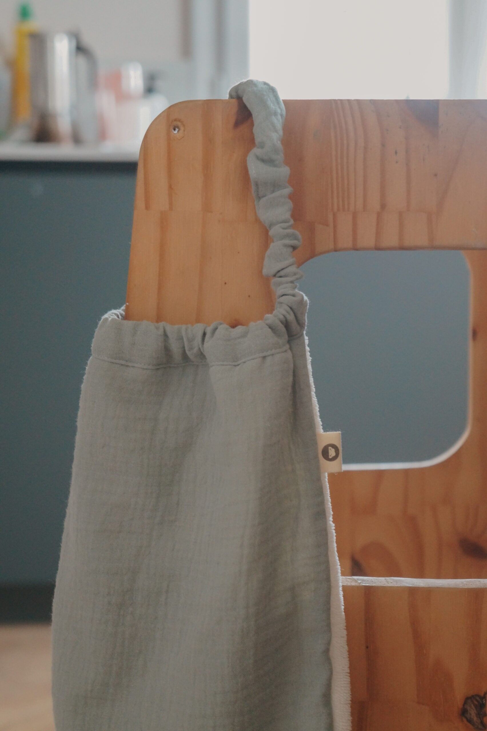 Elastisches Lätzchen in Mandelgrün