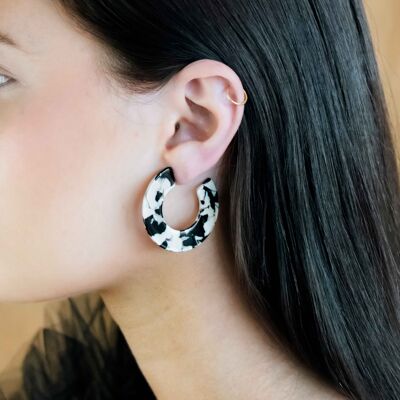 Boucles d'oreilles créoles épaisses en écaille de tortue noire et blanche