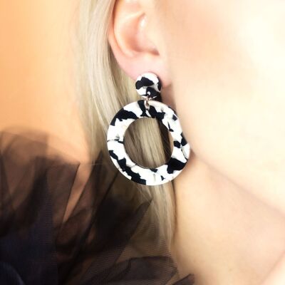 Boucles d'oreilles créoles pendantes en écaille de tortue noire et blanche