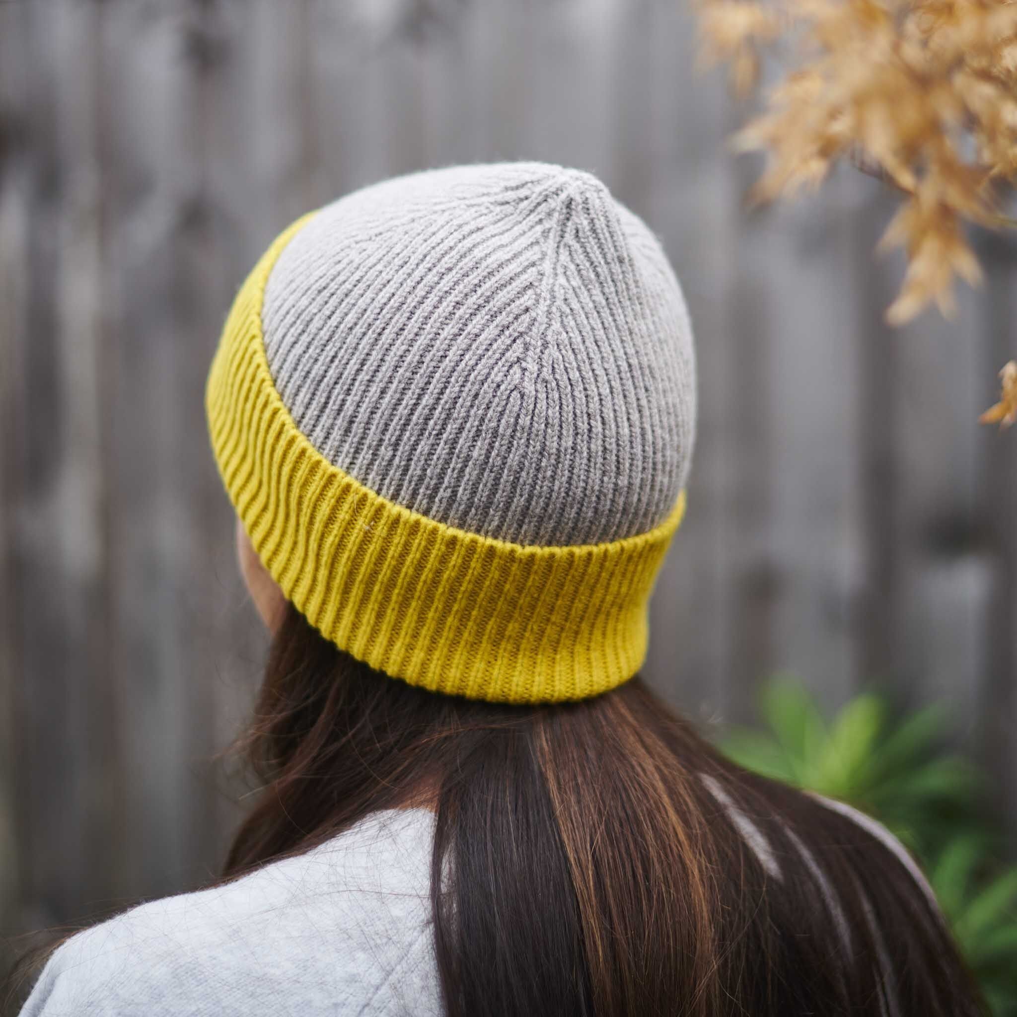 CAPPELLO - berretto in lana d'agnello - marrone chiaro e giallo elettrico