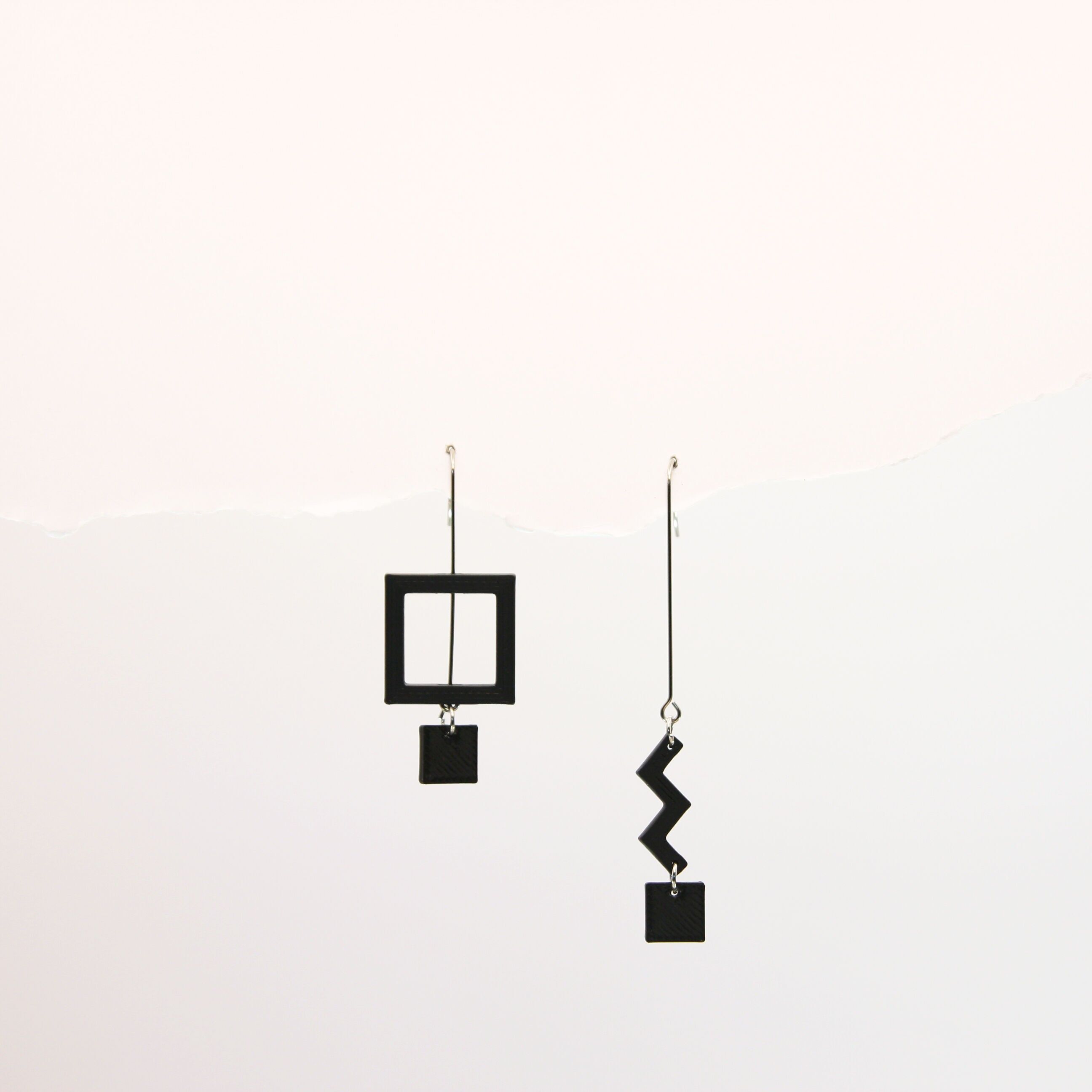 Orecchini neri in plastica riciclata e biodegradabile – Axis