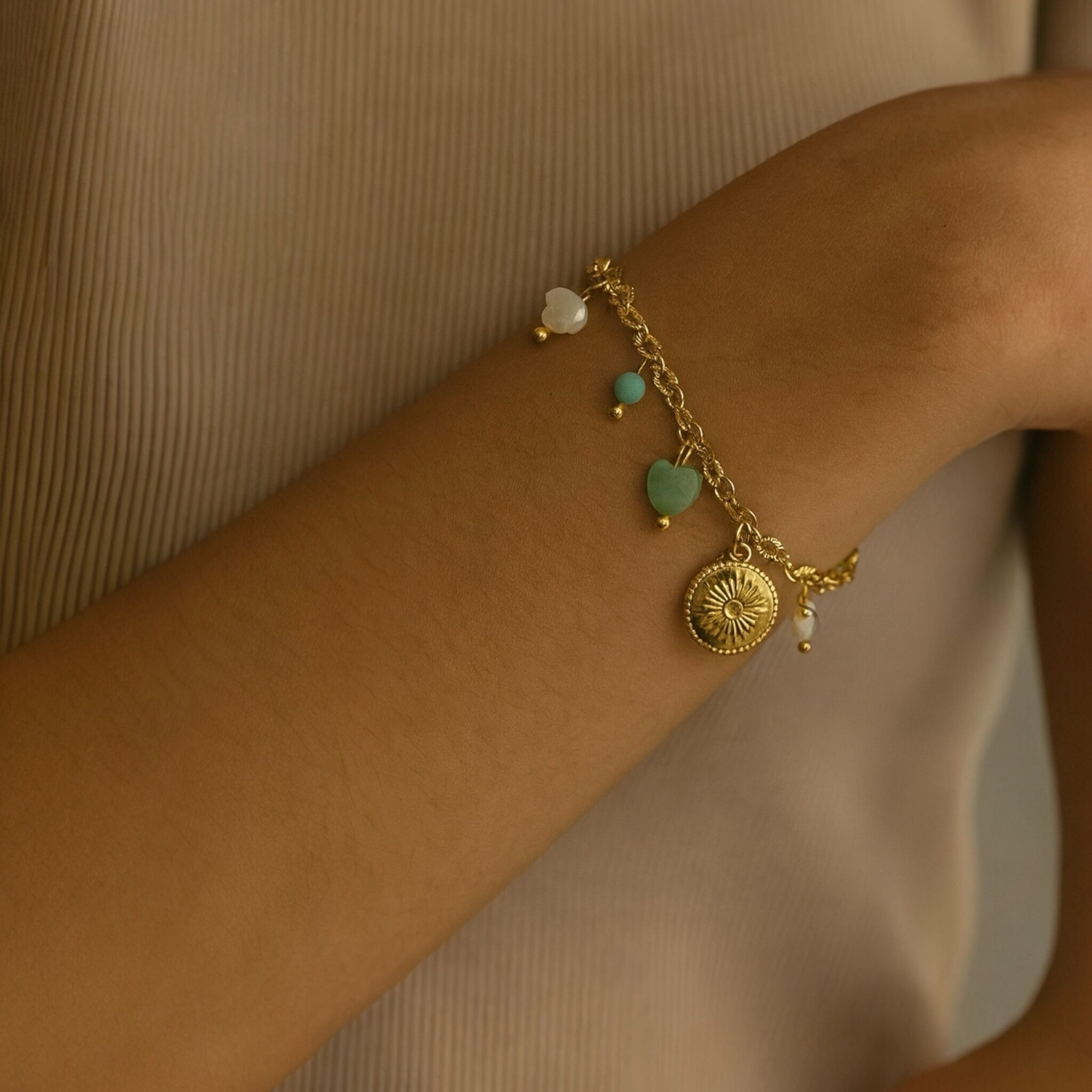 Bracciale con nappine in acciaio inossidabile dorato e pietra naturale