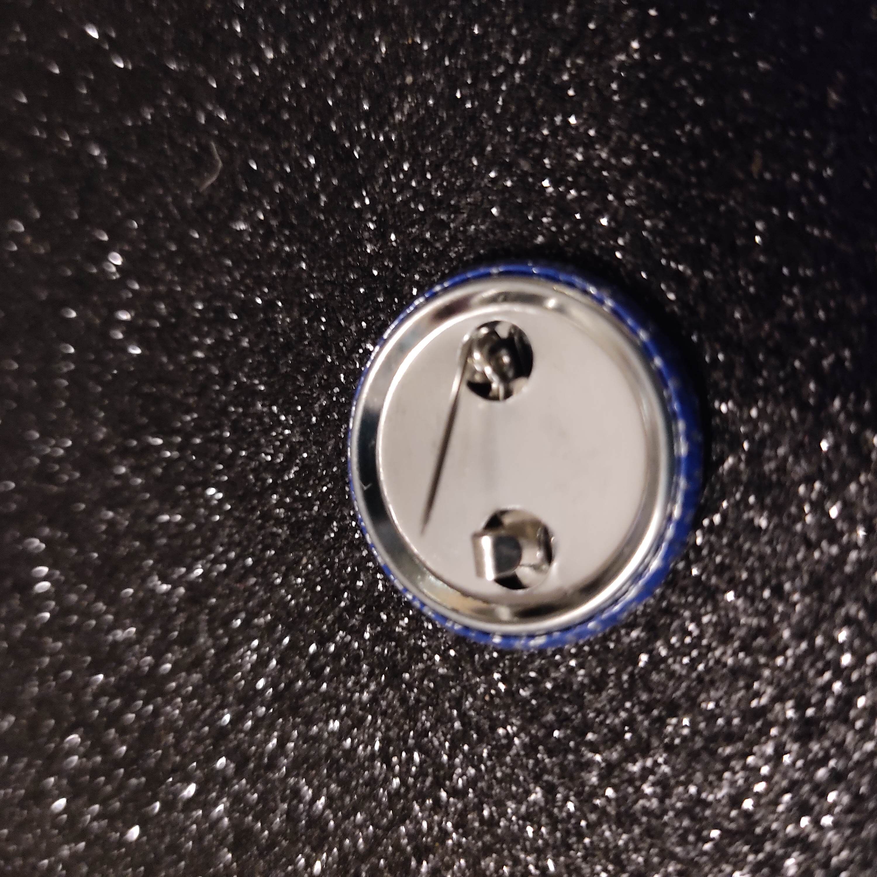 25 mm Button - japanisches Papier, silberne gepunktete Wellen, blauer Hintergrund