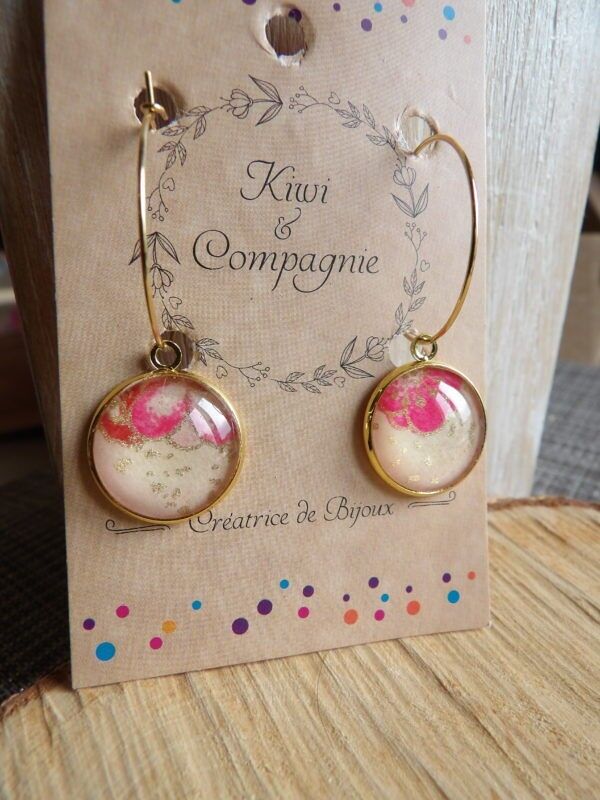 Orecchini creoli da 25 mm - cabochon in vetro da 16 mm - fiori rosa su sfondo corallo - acciaio inossidabile placcato oro