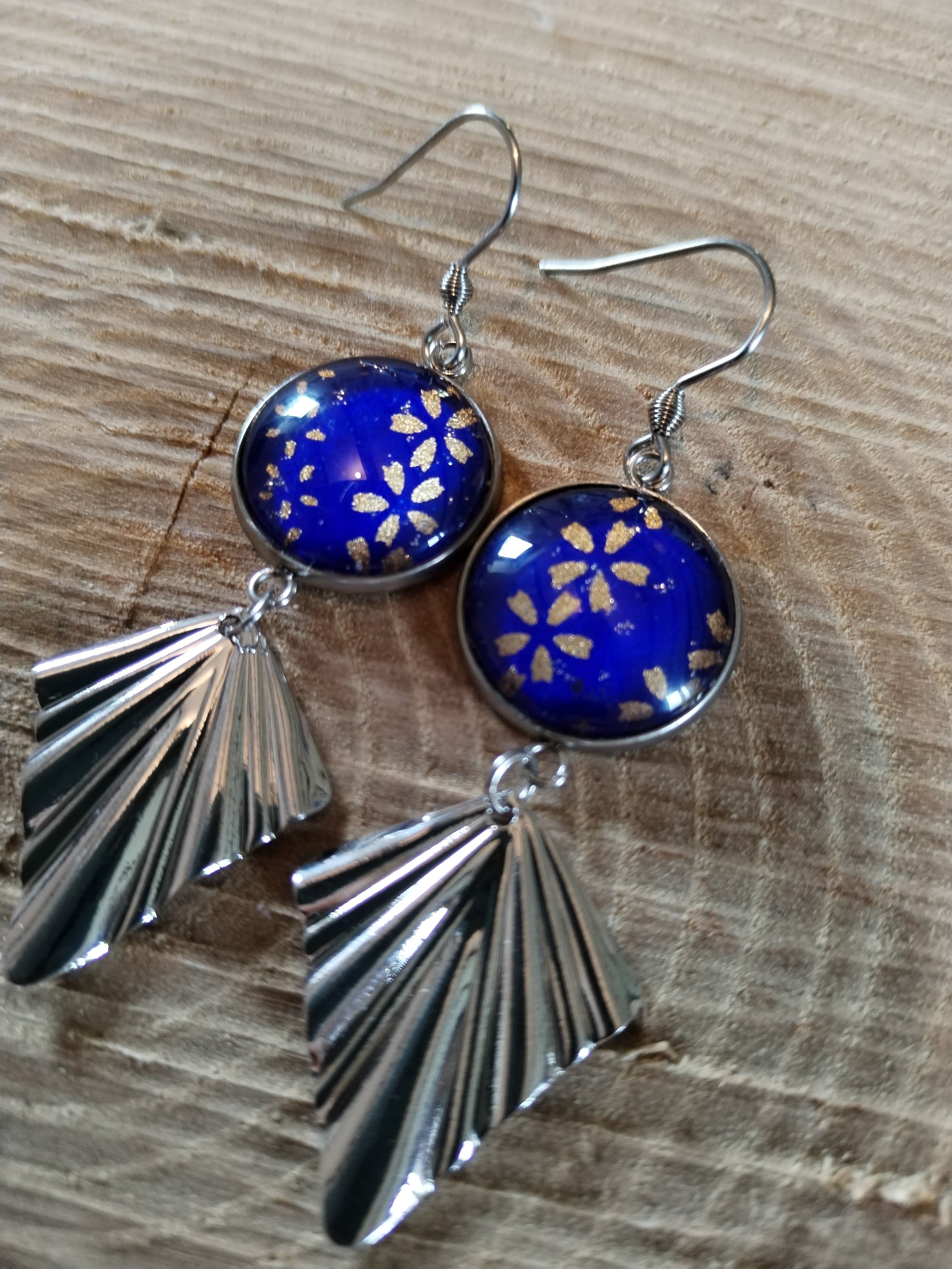 Orecchini cabochon rotondi da 16 mm - Acciaio inossidabile - Carta giapponese floreale blu e oro - Ciondolo diamante