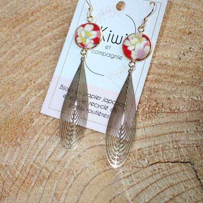 Pendientes cabujón redondo de 16mm - Acero inoxidable bañado en oro - Papel japonés con flores blancas y rosas, fondo rojo - Charm de pluma de filigrana