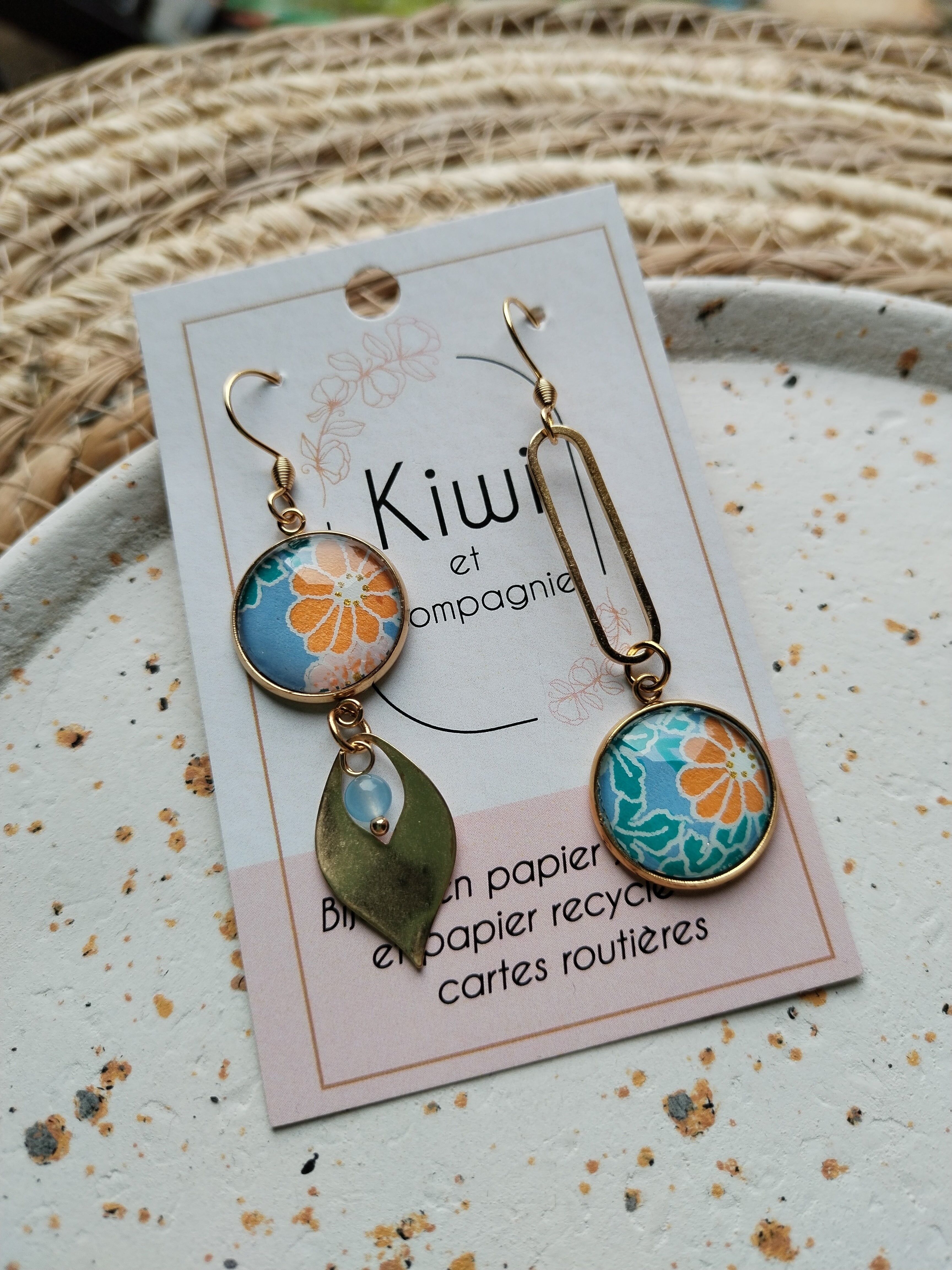 Orecchini asimmetrici - Cabochon da 16 mm - Acciaio inossidabile dorato - blu - fiore arancione