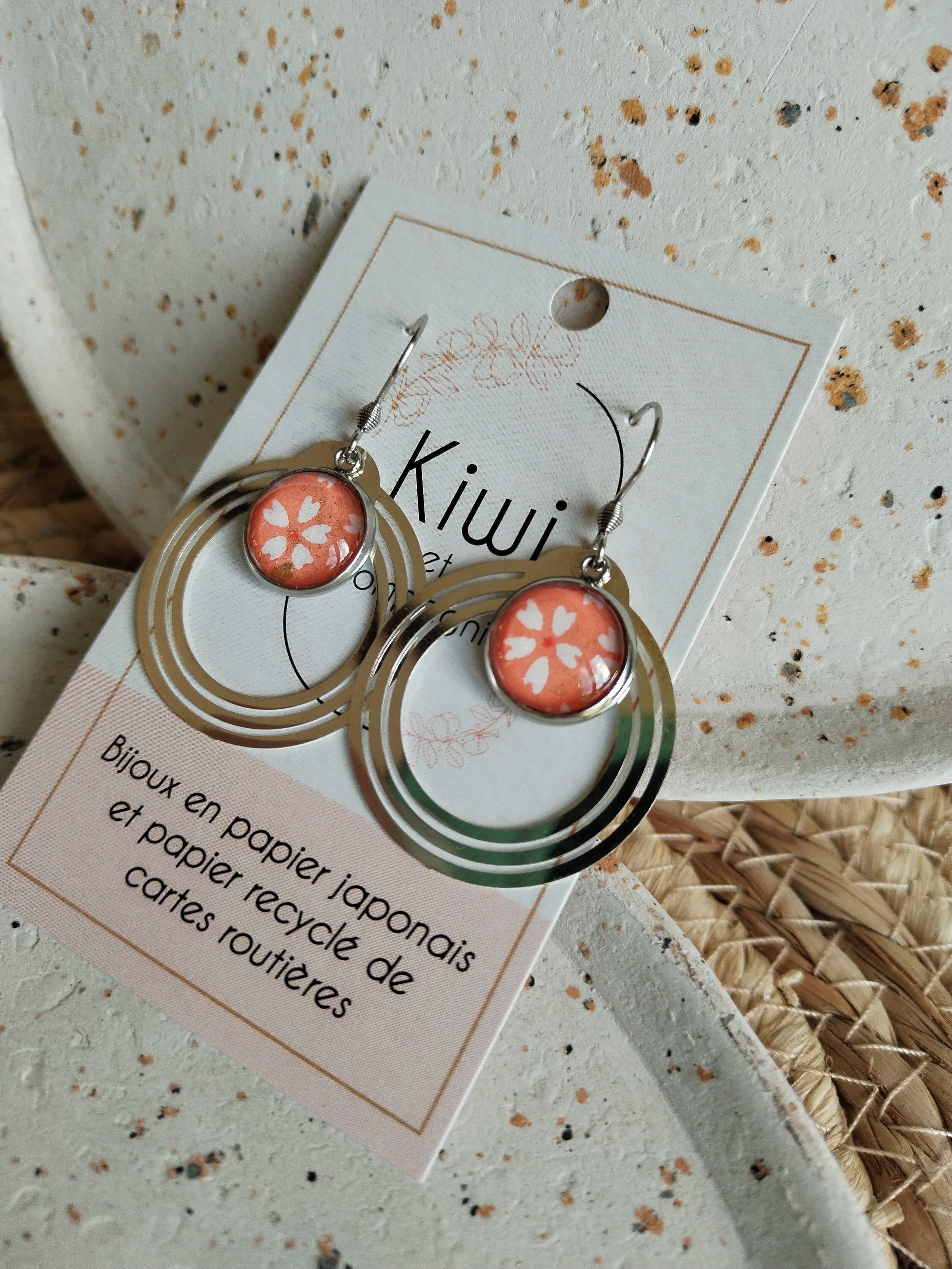 Orecchini cabochon rotondi da 12 mm - Metallo argentato - fiori bianchi su sfondo corallo + ciondolo a forma di cerchio