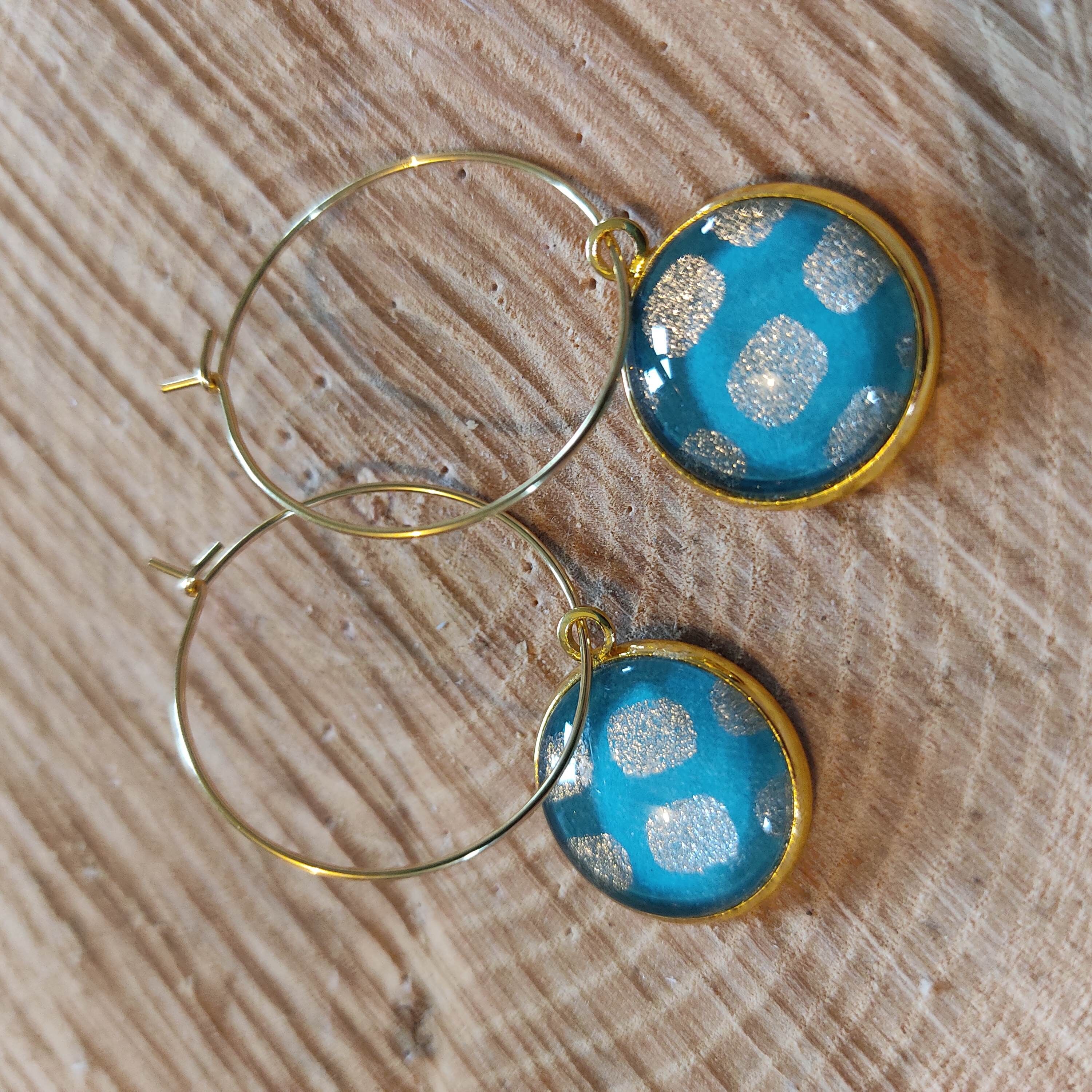 Orecchini creoli - cabochon in vetro da 16 mm - pois - sfondo blu - acciaio inossidabile placcato oro