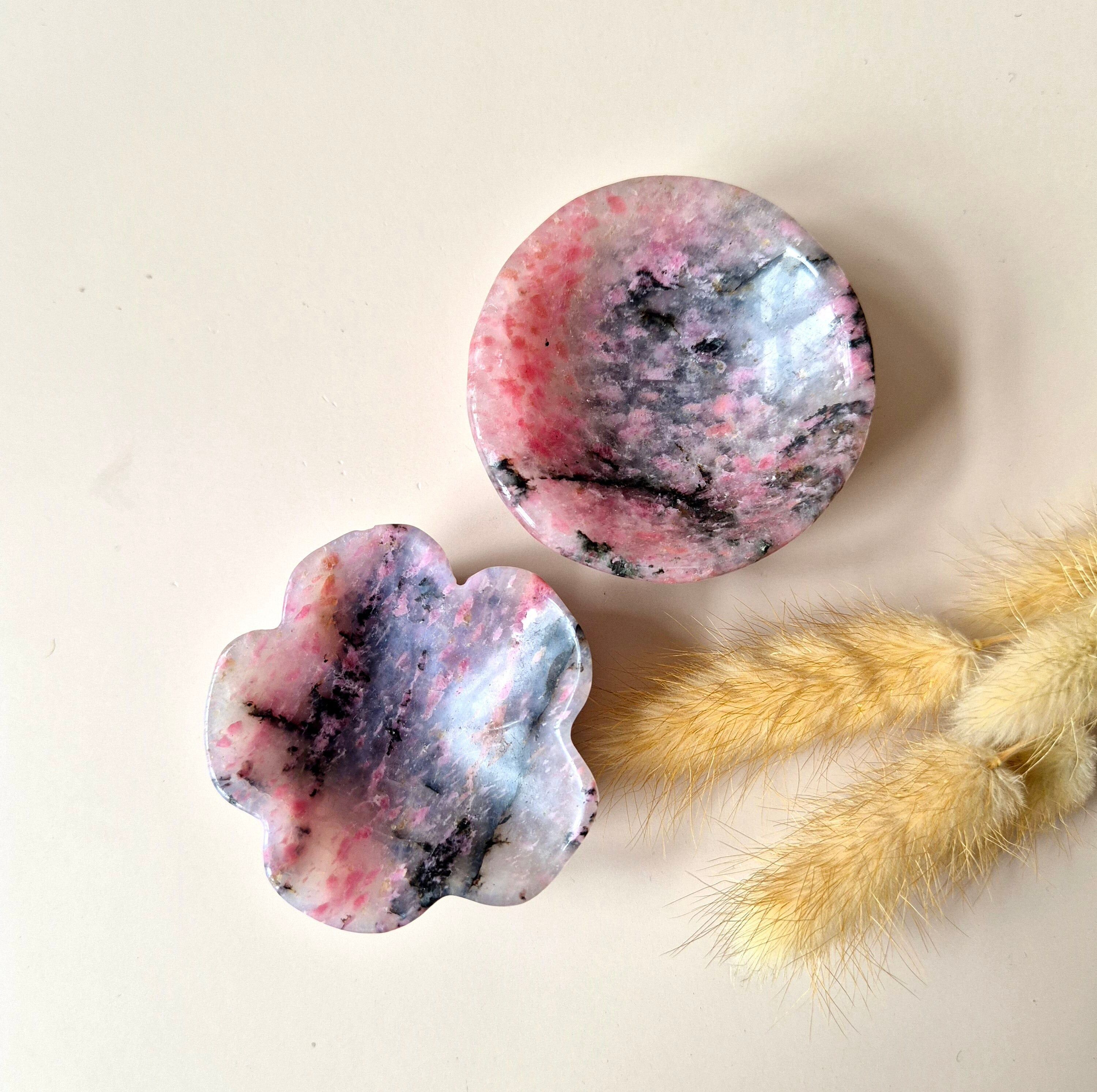 Ciotola di rodonite (6-7 cm) – Amore, fiducia in se stessi e guarigione emotiva