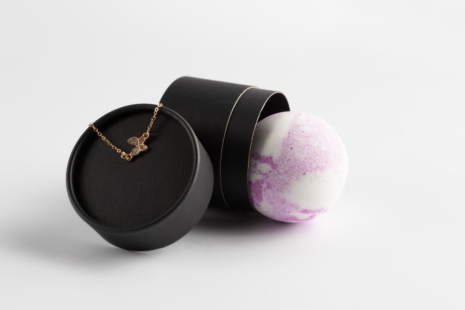 Paris Badebombe - Elegant und mit einem Juwel im Inneren, 80 g/u